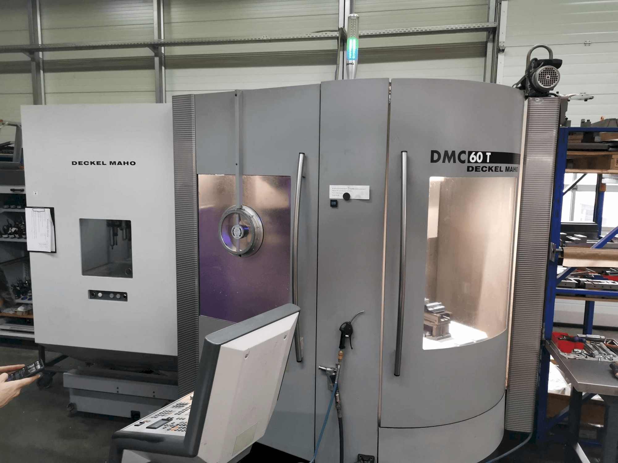 Makine DECKEL MAHO DMC 60T - Önden görünüm
