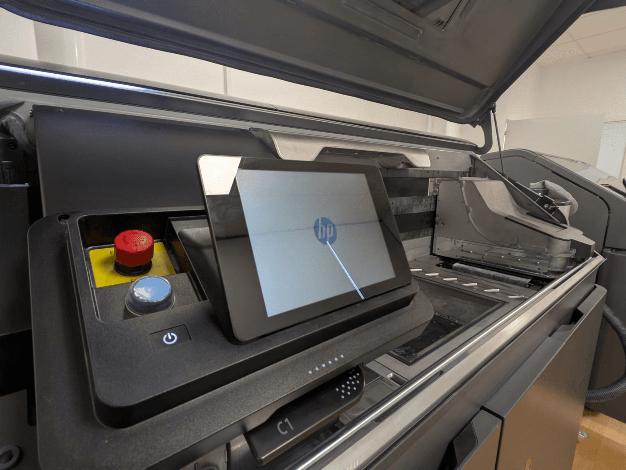 Tablet ekranı, kırmızı ve mavi düğmeleri ve yazıcının iç bileşenlerinin yandan görünümünü gösteren HP yazıcı kontrol paneli.