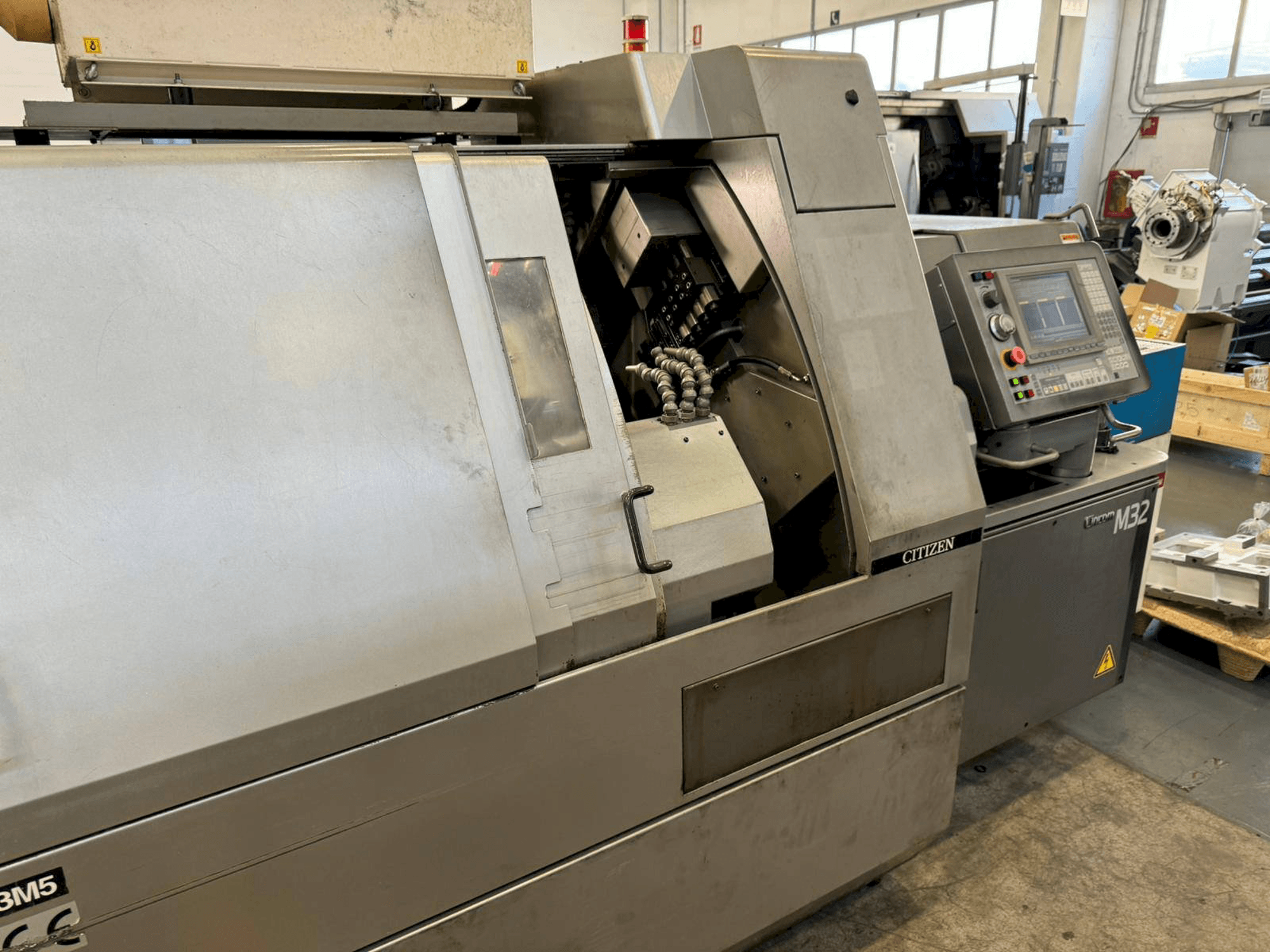 Makine Citizen M32V - Önden görünüm