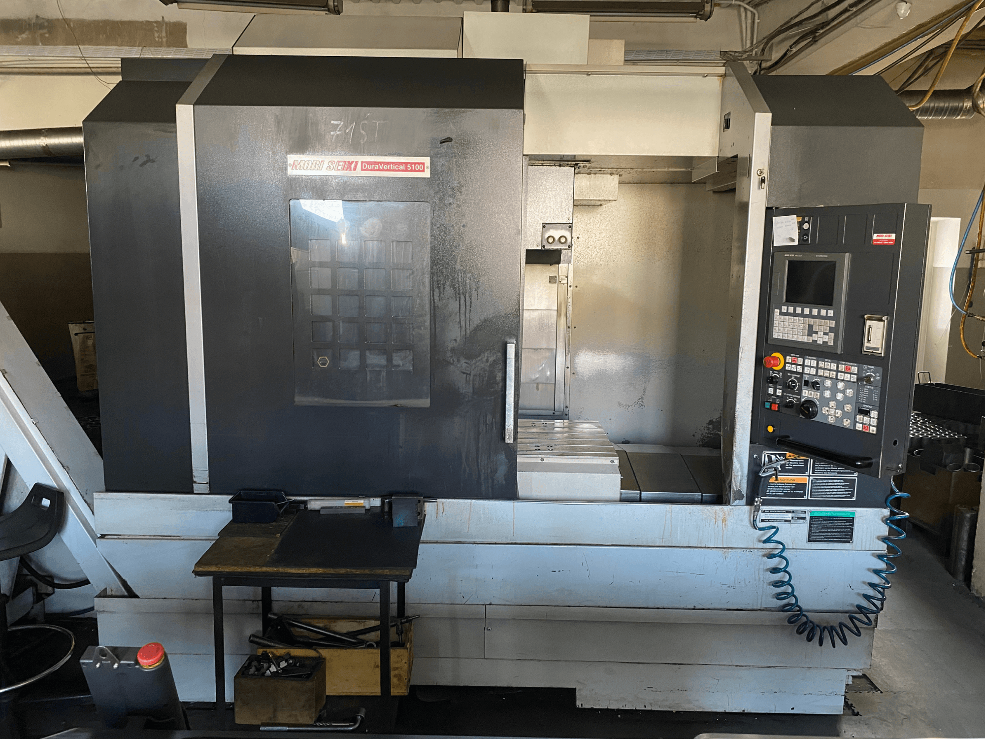 MORI SEIKI DuraVertical 5100'ün önden görünümü; kontrol paneli, çalışma alanı ve makine detaylarını göstermektedir.