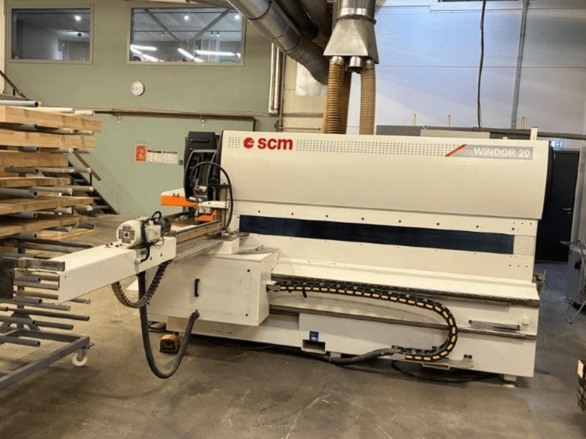 Bir atölyede bulunan SCM Windor 20 ahşap işleme makinesi; önden bakıldığında kontrol paneli ve besleme mekanizması görülmektedir.