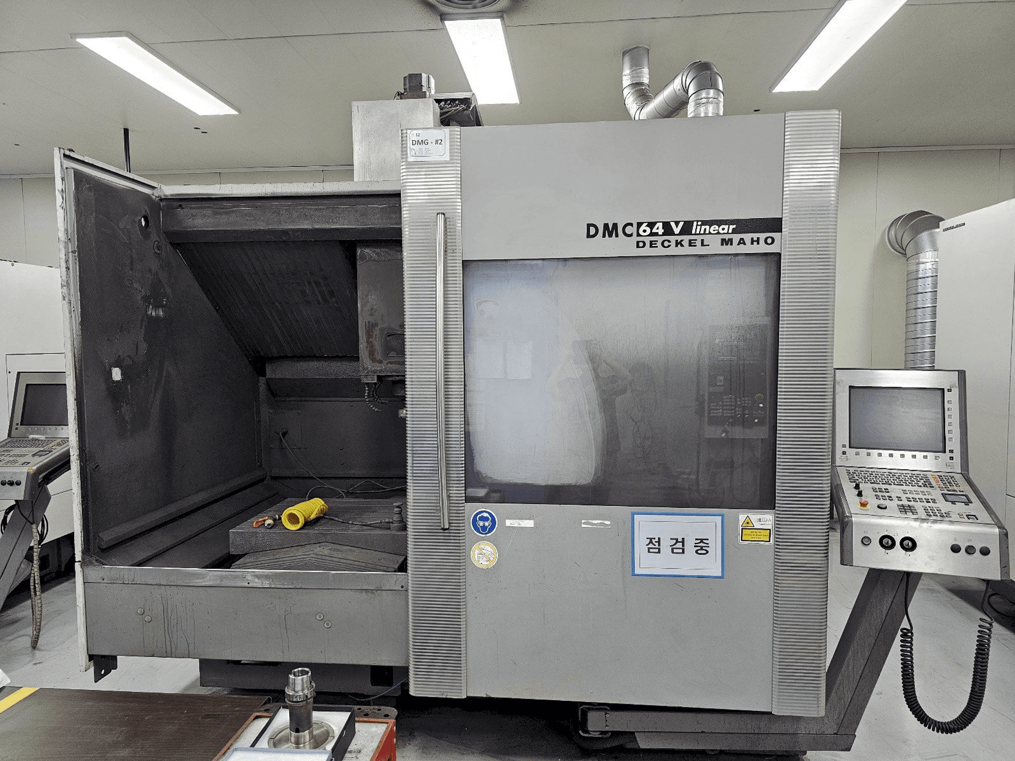 Makine DECKEL MAHO DMC 64V linear - Önden görünüm