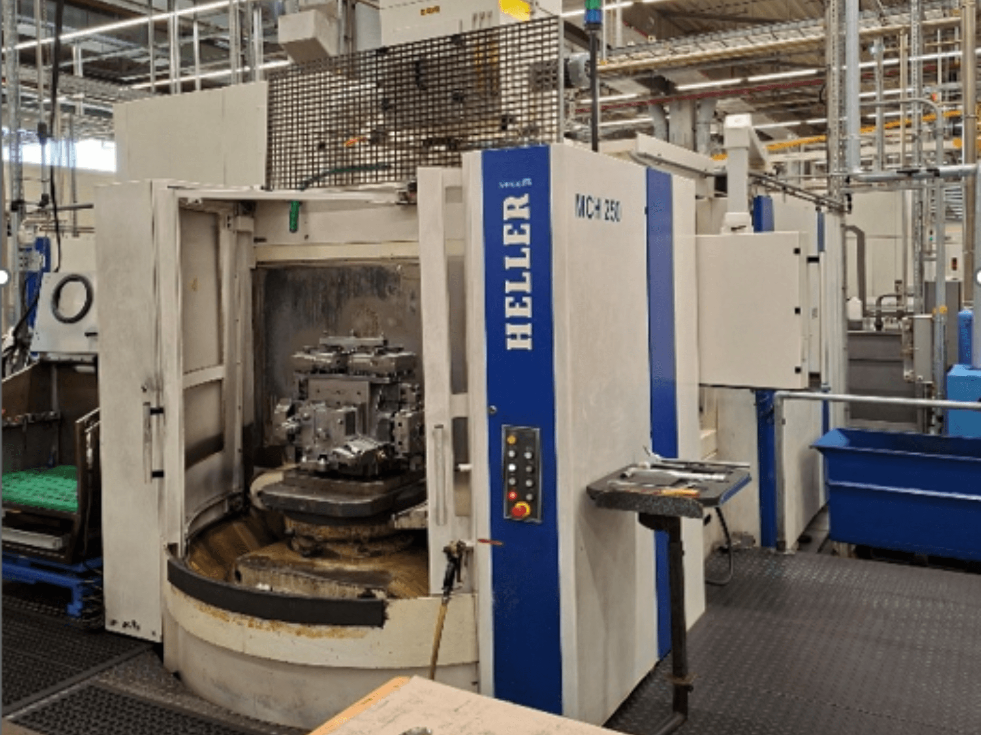 HELLER MCH 250 yatay işleme merkezi, önden görünüm; kapılar açık ve içinde bir iş parçası görünüyor, kontrol paneli de görülebiliyor.