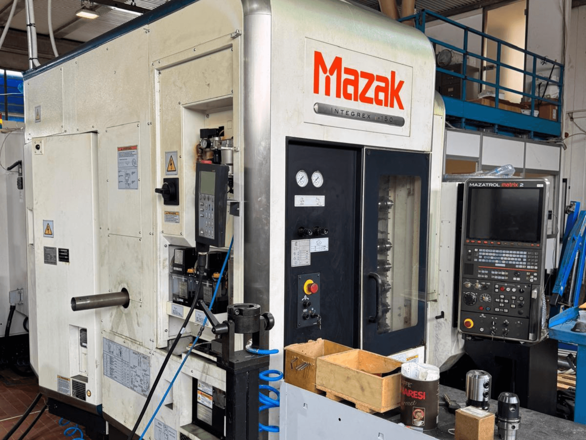 Mazak Integrex I-150 CNC makinesi, önden görünüm; kontrol paneli, takım tutucu ve çalışma göstergelerine sahiptir.