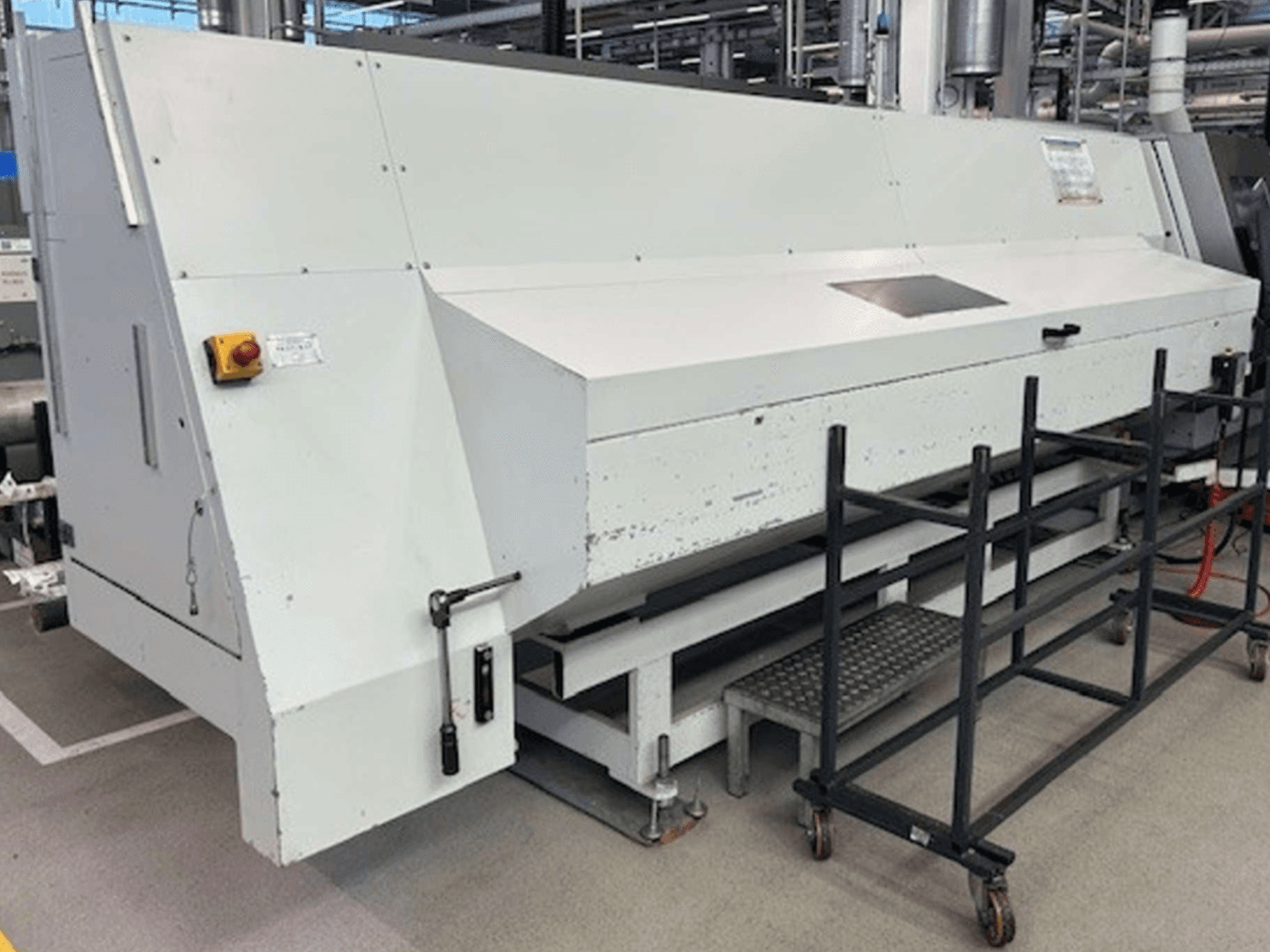 Yandan görünümlü torna değirmeni merkezi Index G 200 RATIO LINE, beyaz gövde ve çalıştırma için güvenlik kontrollerine sahiptir.