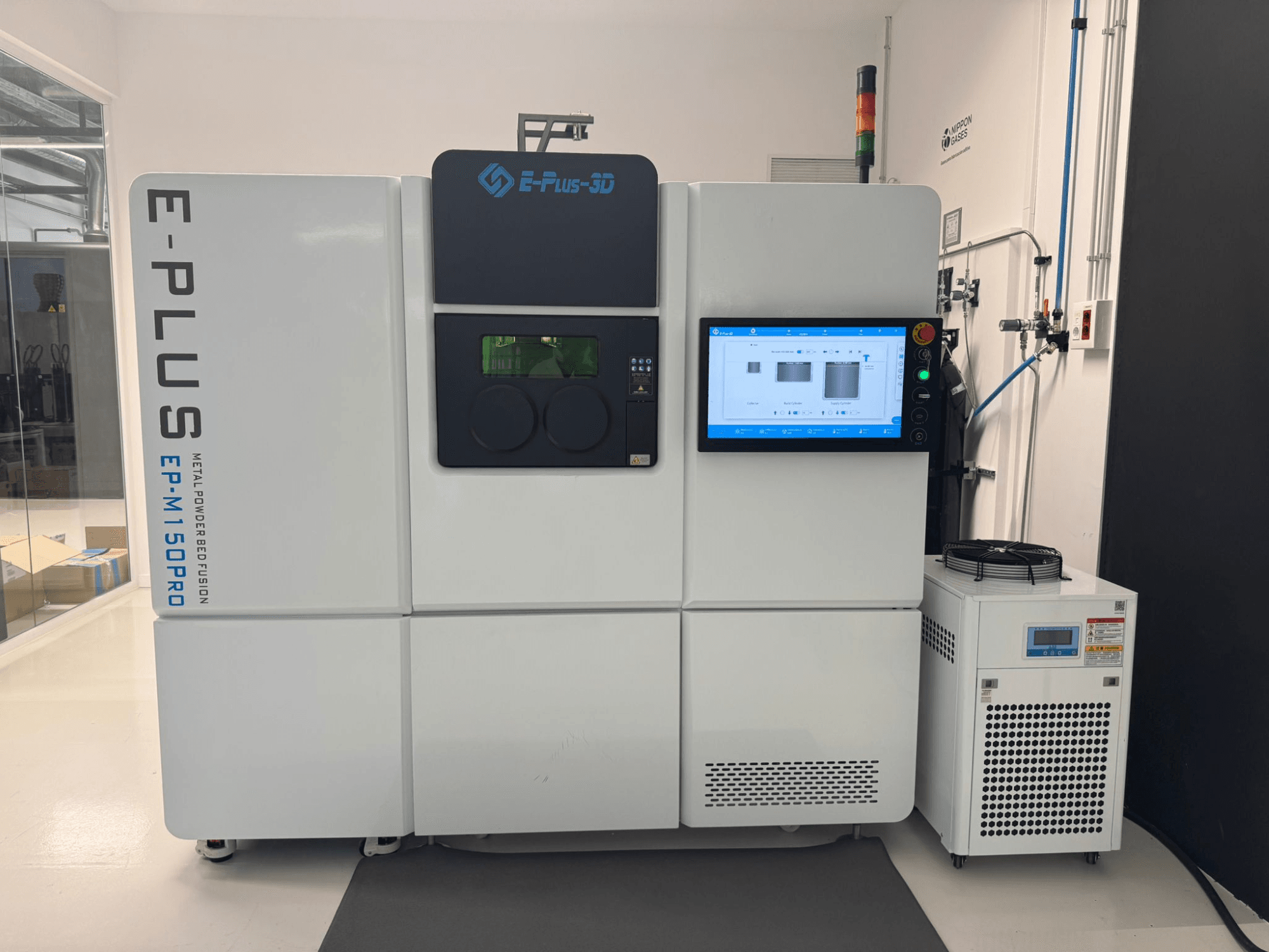 Eplus3D EP-M150Pro plastik 3D yazıcı, temiz ve iyi aydınlatılmış bir çalışma alanında dokunmatik ekran ve soğutma ünitesi ile önden görünüm.