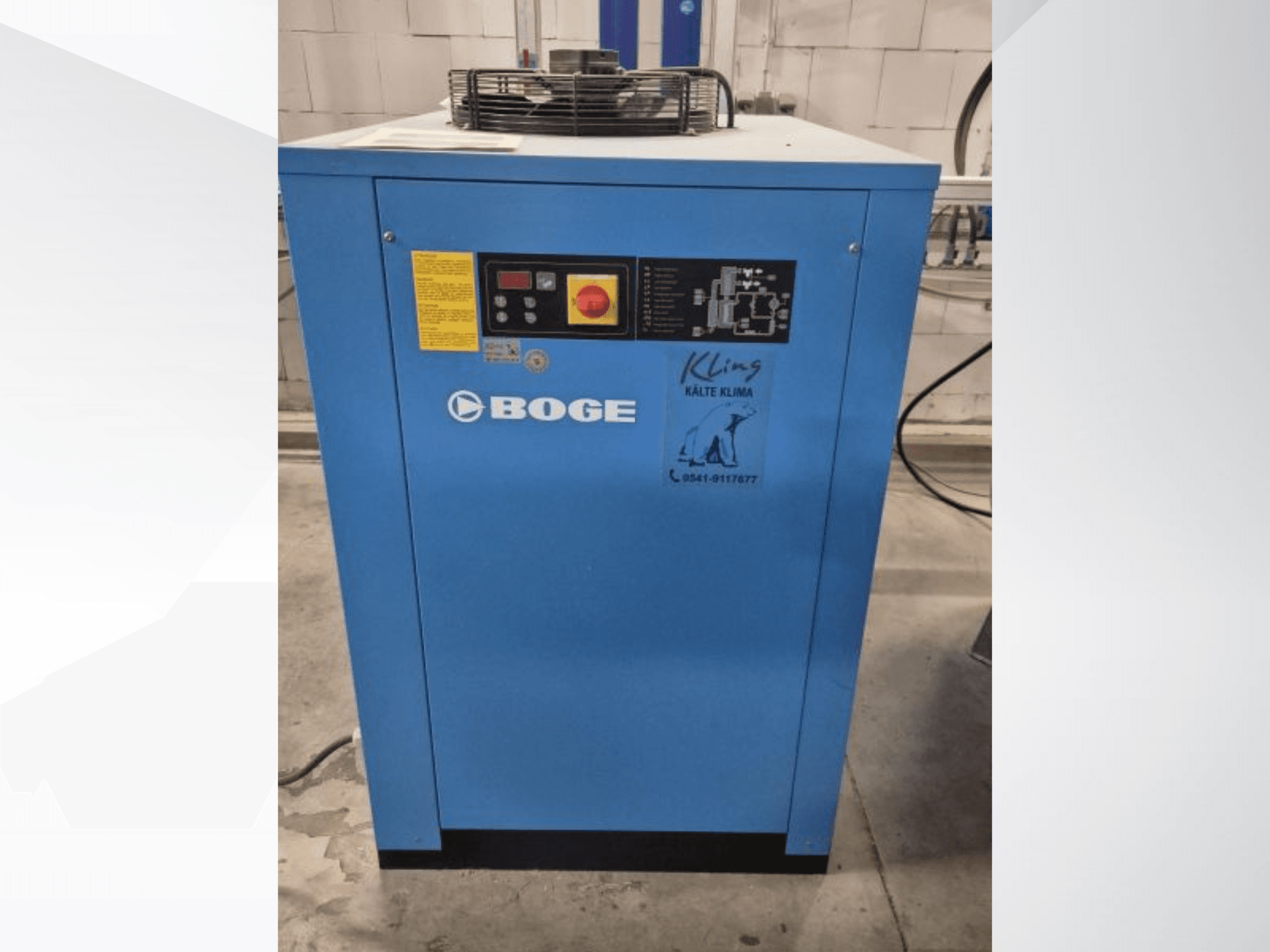 BOGE S 111-4'ün önden görünümü, kontrol paneli ve uyarı etiketleriyle birlikte mavi bir endüstriyel soğutma ünitesi.