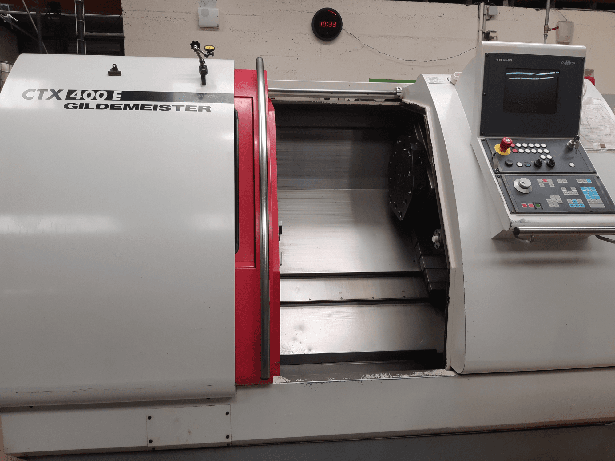 Gildemeister CTX 400 E yatay torna tezgahı, kontrol paneli ve takım erişimi için açık ön kısmı görülecek şekilde bir açıdan çekilmiş fotoğraf.