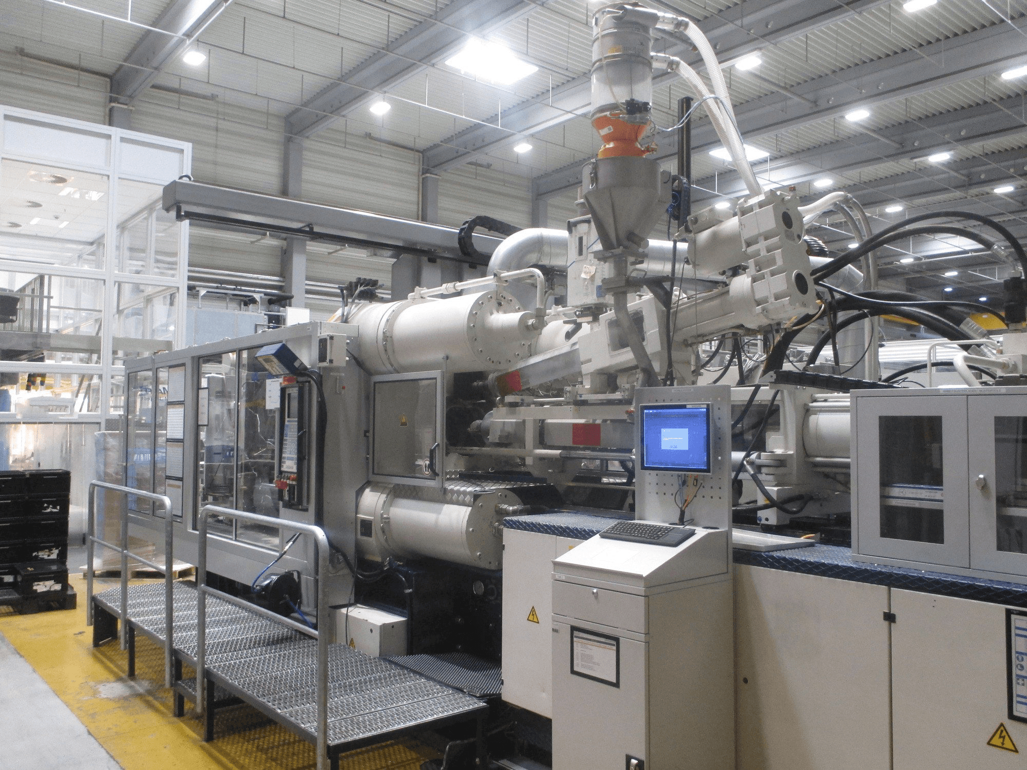 Makine Krauss Maffei 575-1900-520-C2 - Önden görünüm