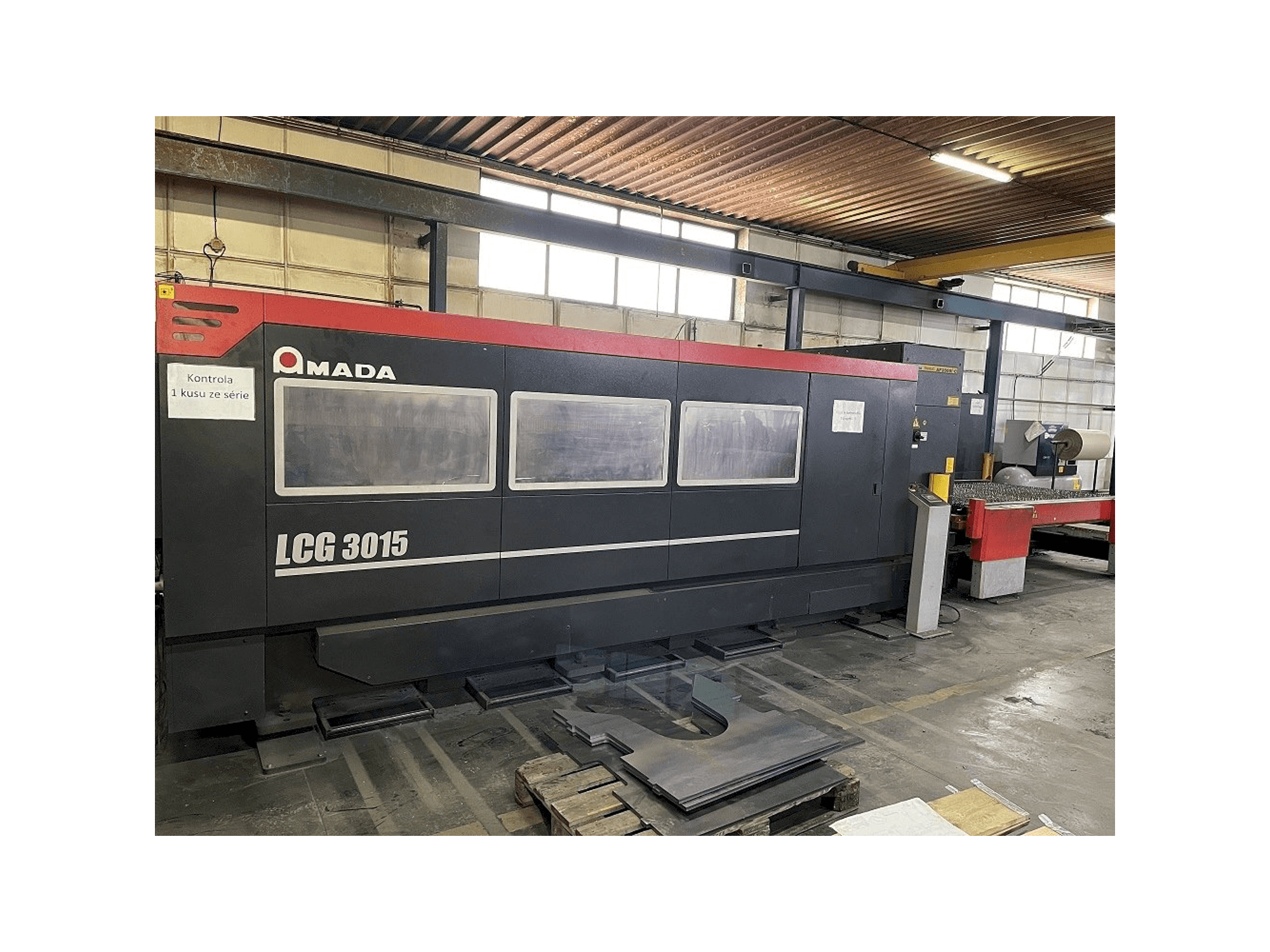 Makine AMADA LCG 3015 - Önden görünüm