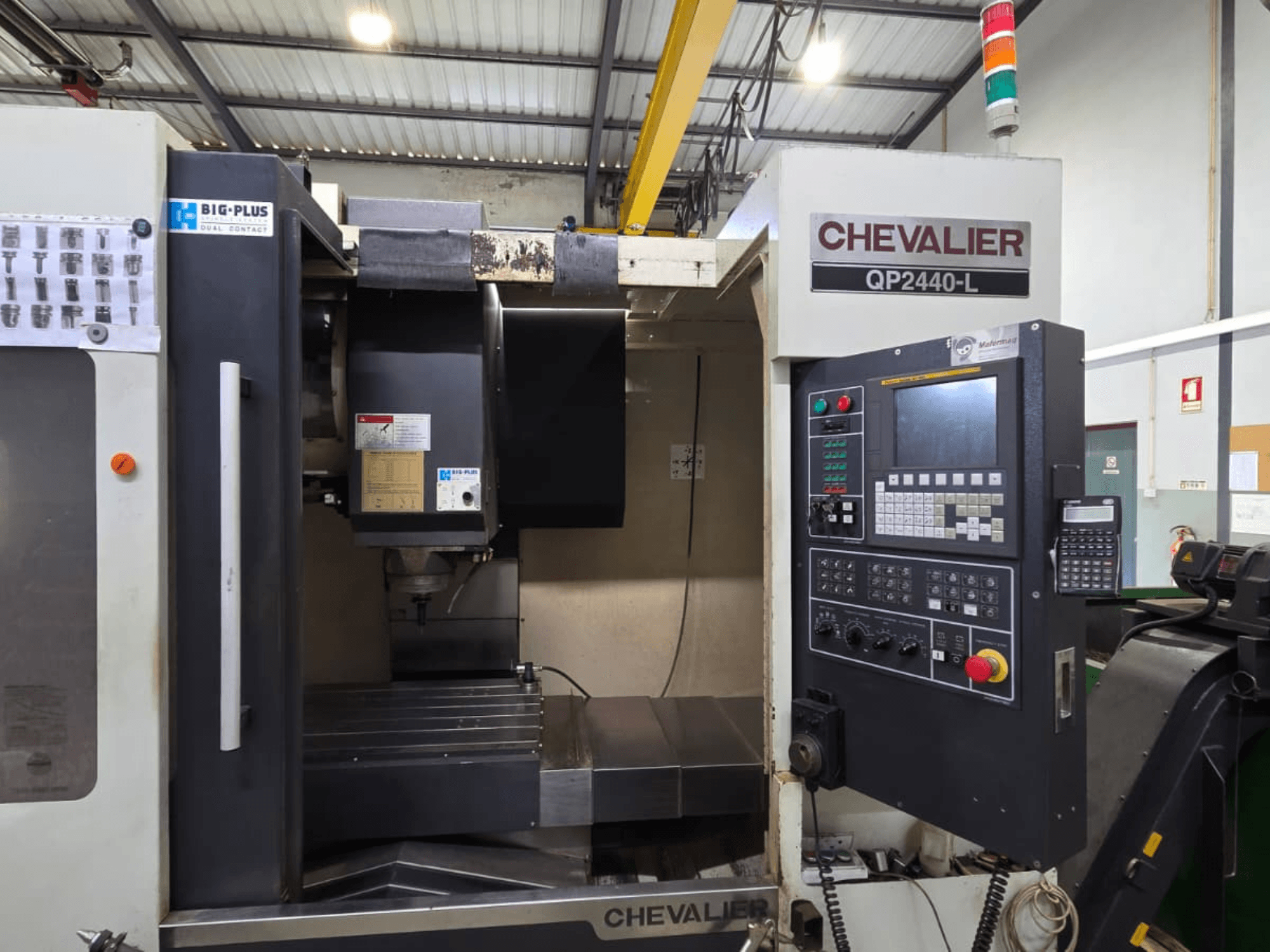 Chevalier QP2440-L Dikey İşleme Merkezi, kontrol paneli ve işleme alanını gösteren önden görünüm.