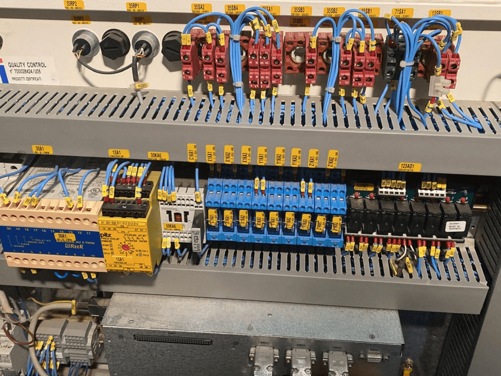 CNC Ahşap İşleme Merkezi SCM PRATIX 48 NST kontrol paneli, etiketli kablolar ve çeşitli röleler, önden görünüm.