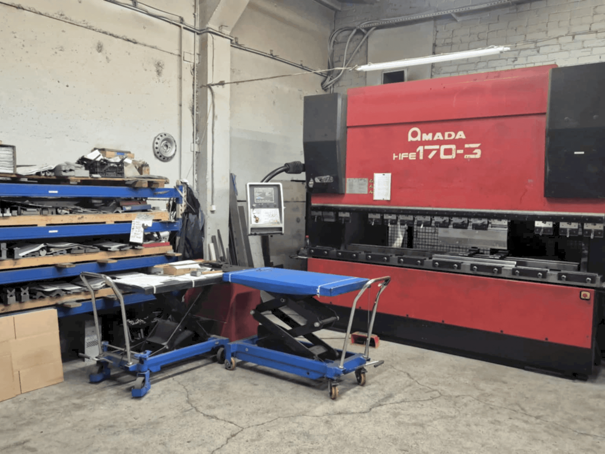 Makine AMADA HFE 170-3 - Önden görünüm