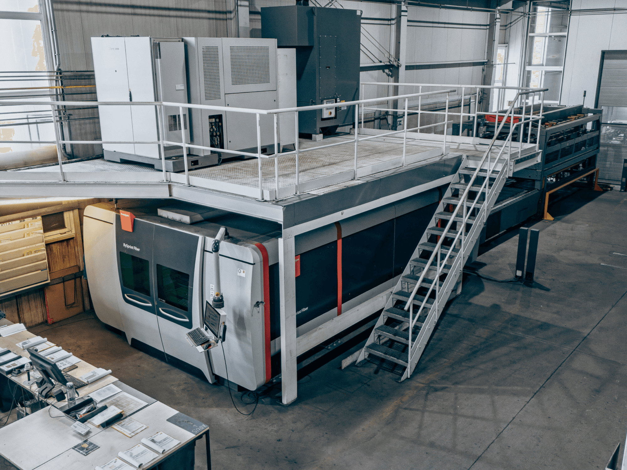 ByTransExtended 4020 donanımına sahip Bystronic BySprint Fiber 4020 fiber lazer kesim makinesi, yukarıdan bakıldığında kontrol paneli ve merdivenler görülmektedir.