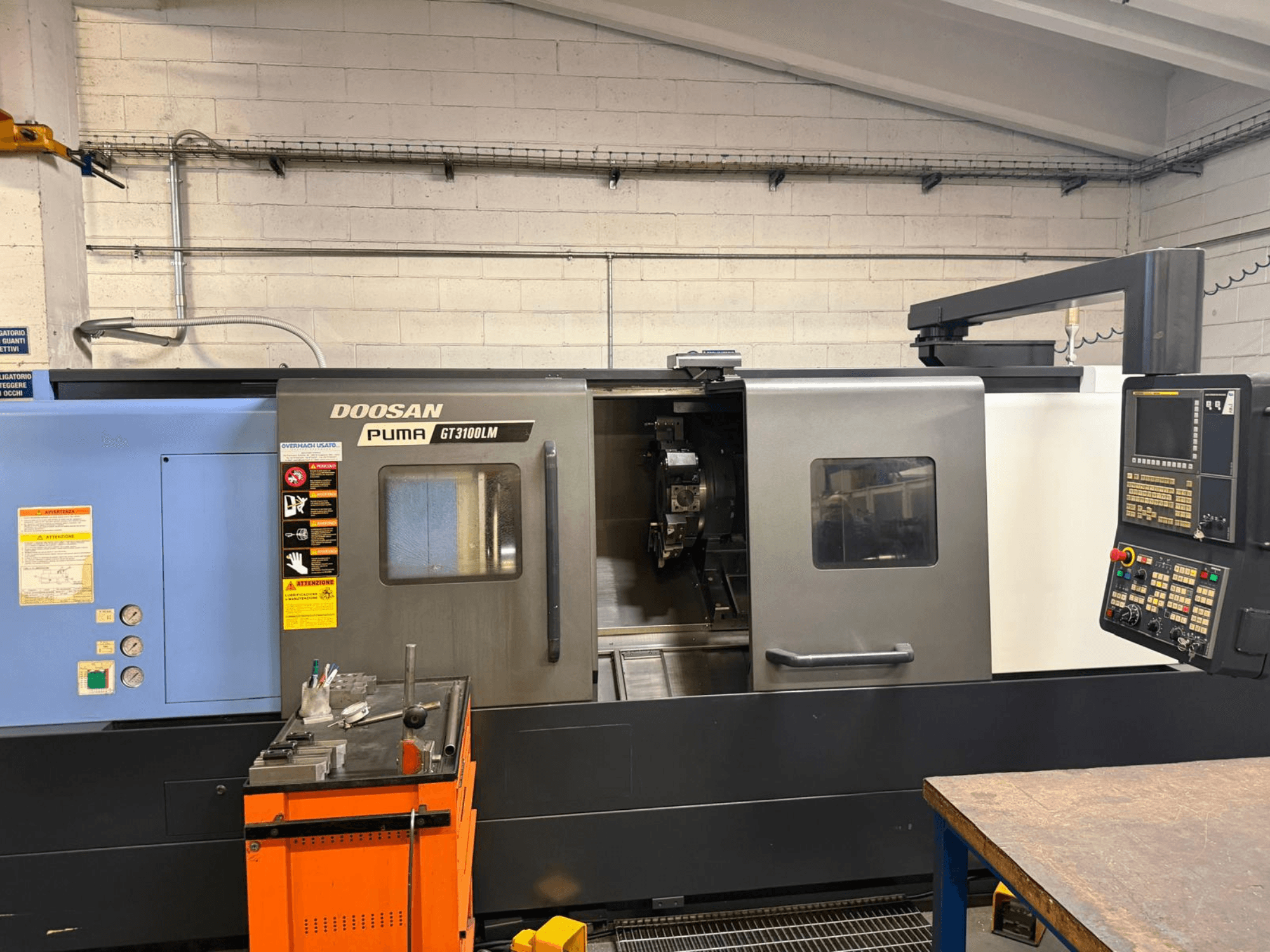 DOOSAN PUMA GT3100LM yatay torna tezgahının önden görünümü, kontrol paneli ve takımların bulunduğu çalışma alanı.