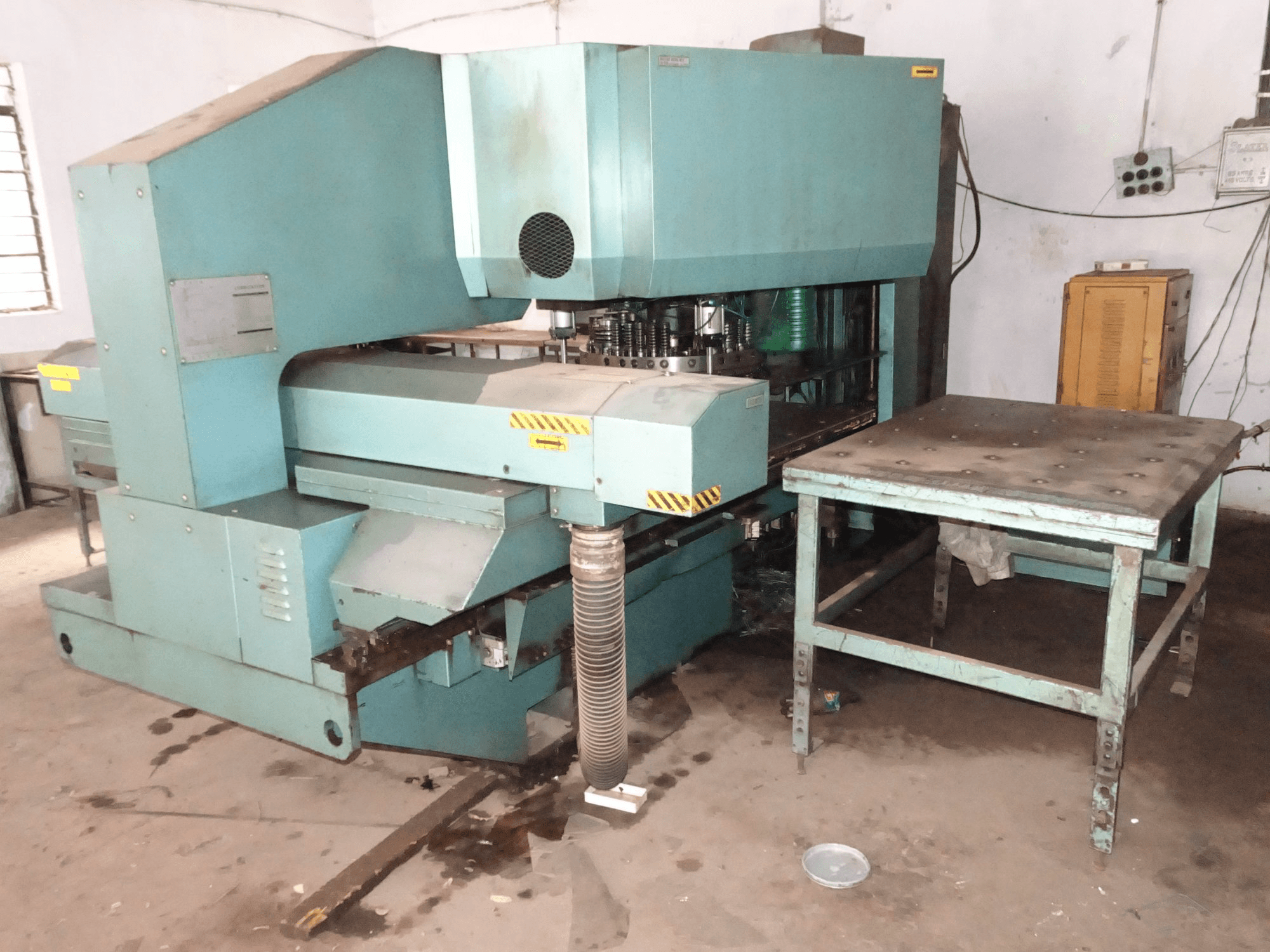 Makine AMADA - Sağdan görünüm PEGA 244