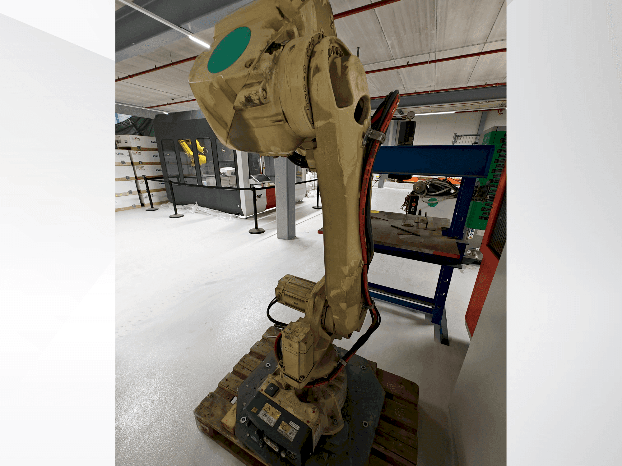 Makine ABB IRB 4600 M2004 - Önden görünüm