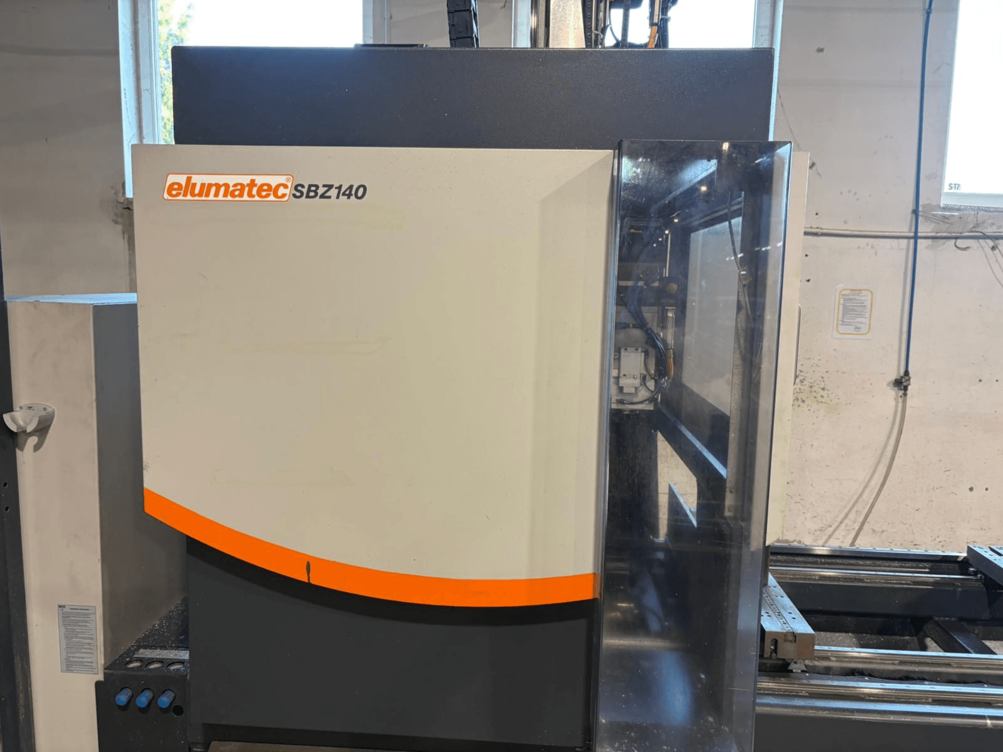 Elumatec SBZ-140 dikey işleme merkezi, önden görünüm, şık tasarımını ve kontrol paneli ayrıntılarını sergiliyor.