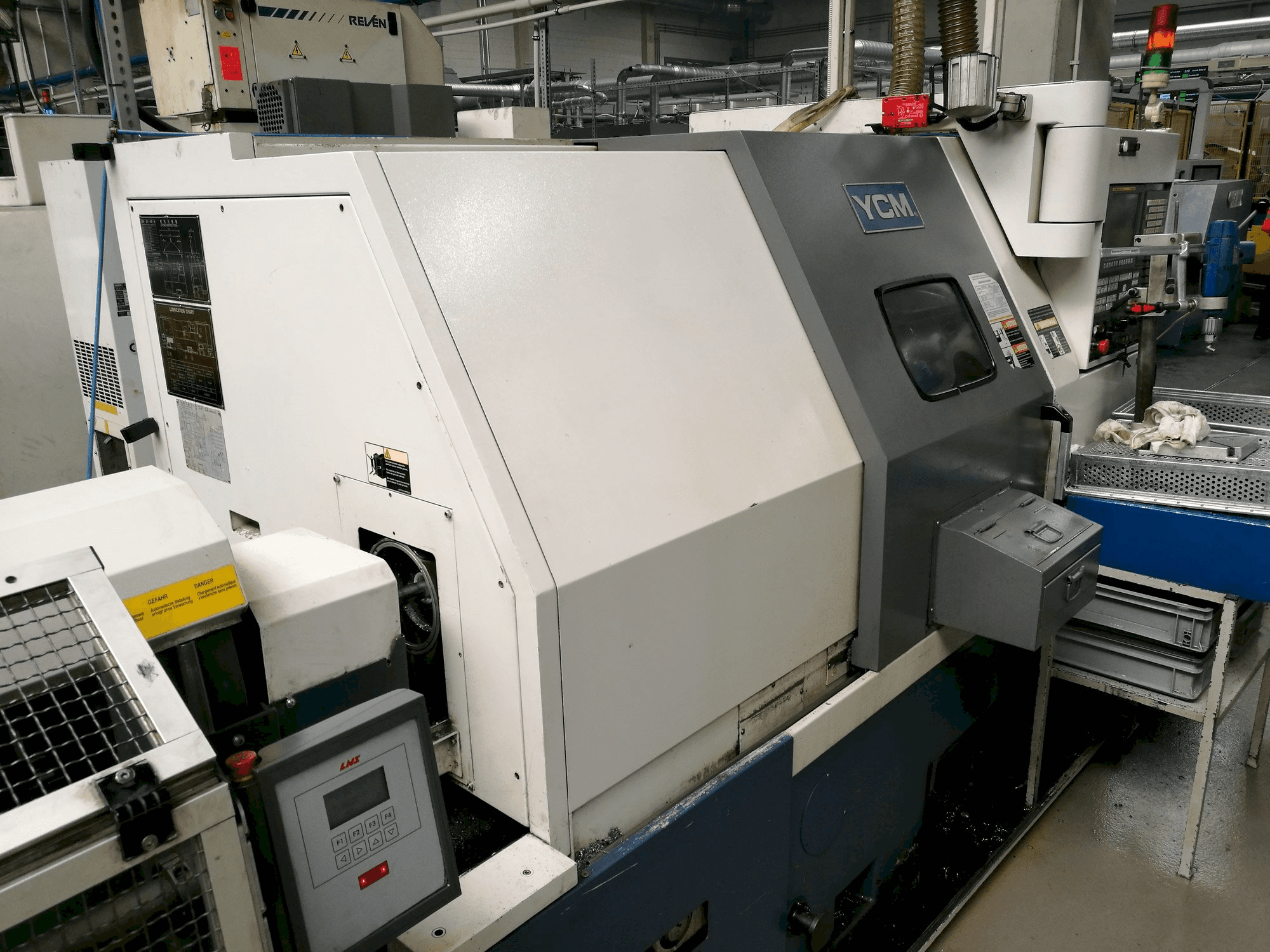 Makine YCM GT-250A - Önden görünüm