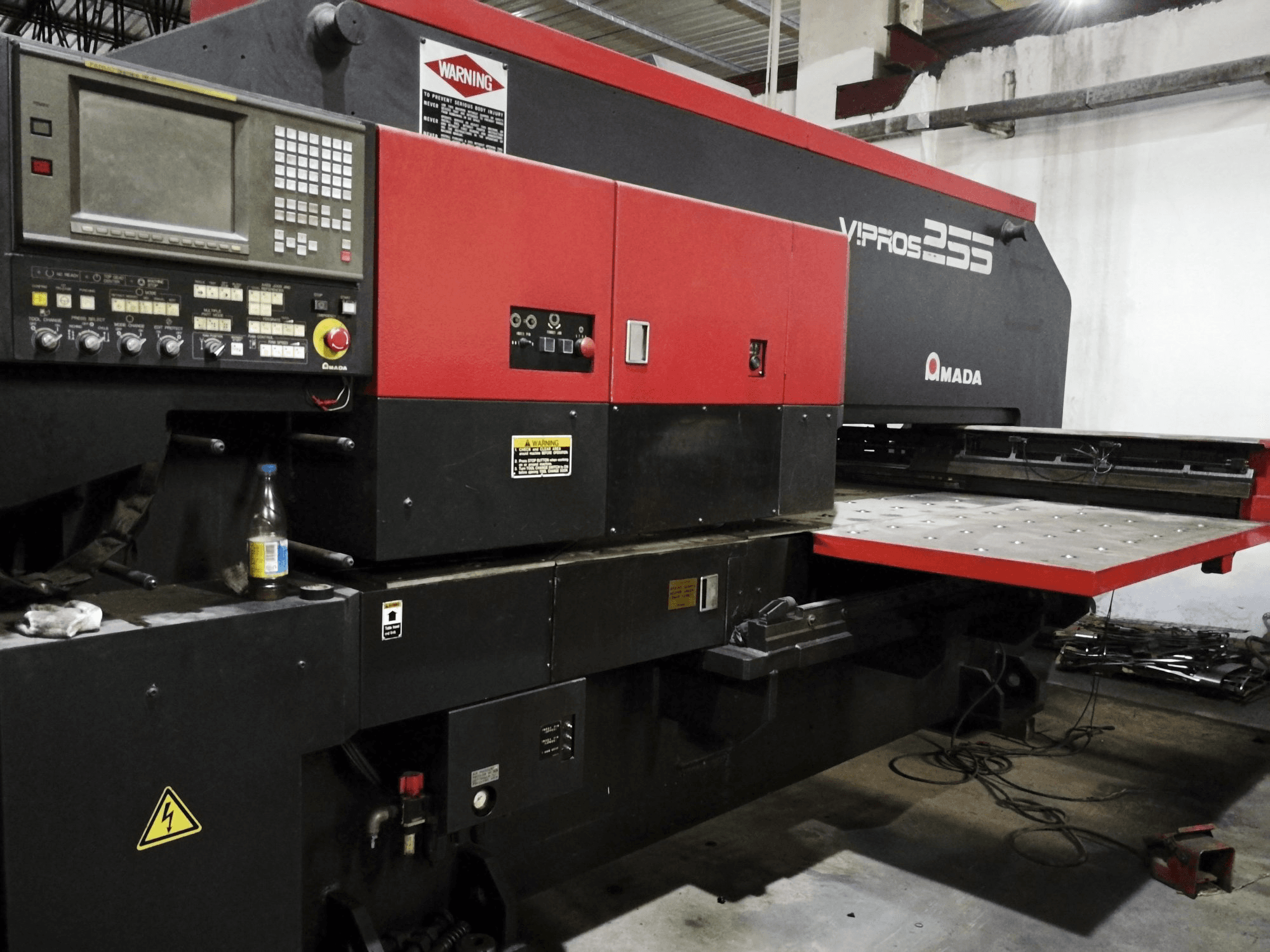 Makine 1 AMADA - Sol görünüm Vipros 255