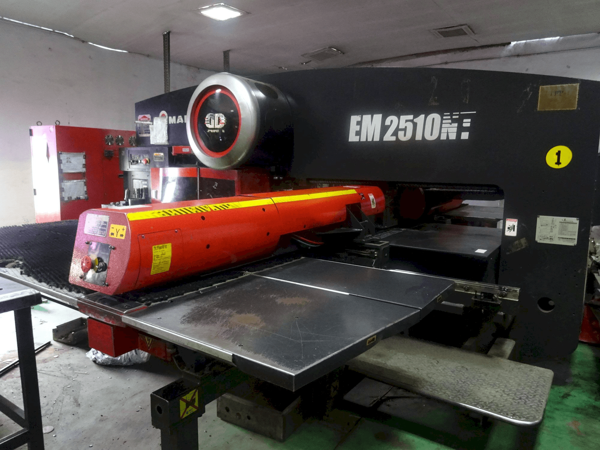 Makine AMADA EM 2510 NT - Önden görünüm