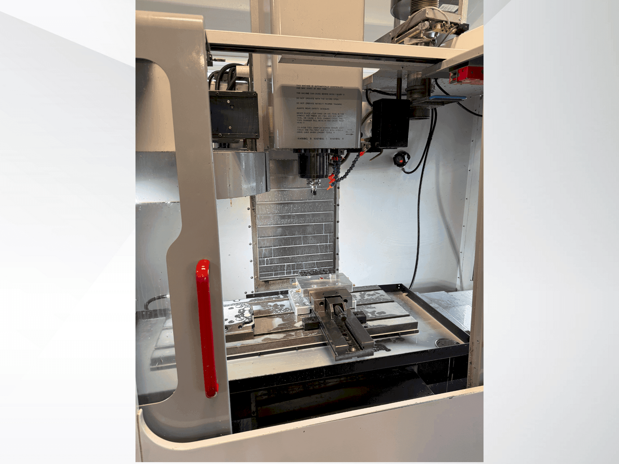 Makine HAAS VF-2DHE - Önden görünüm