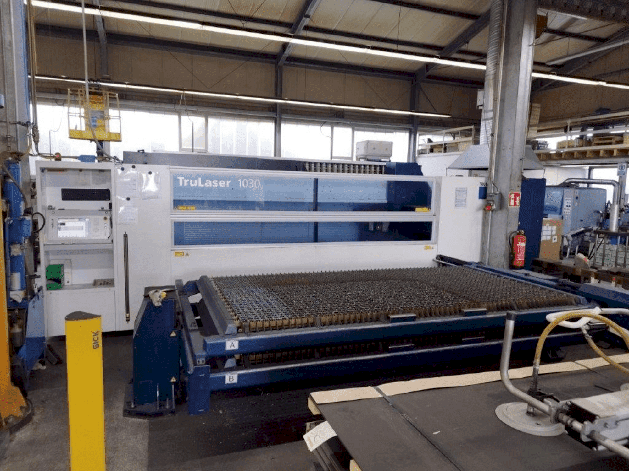Makine TRUMPF TruLaser 1030 - Önden görünüm
