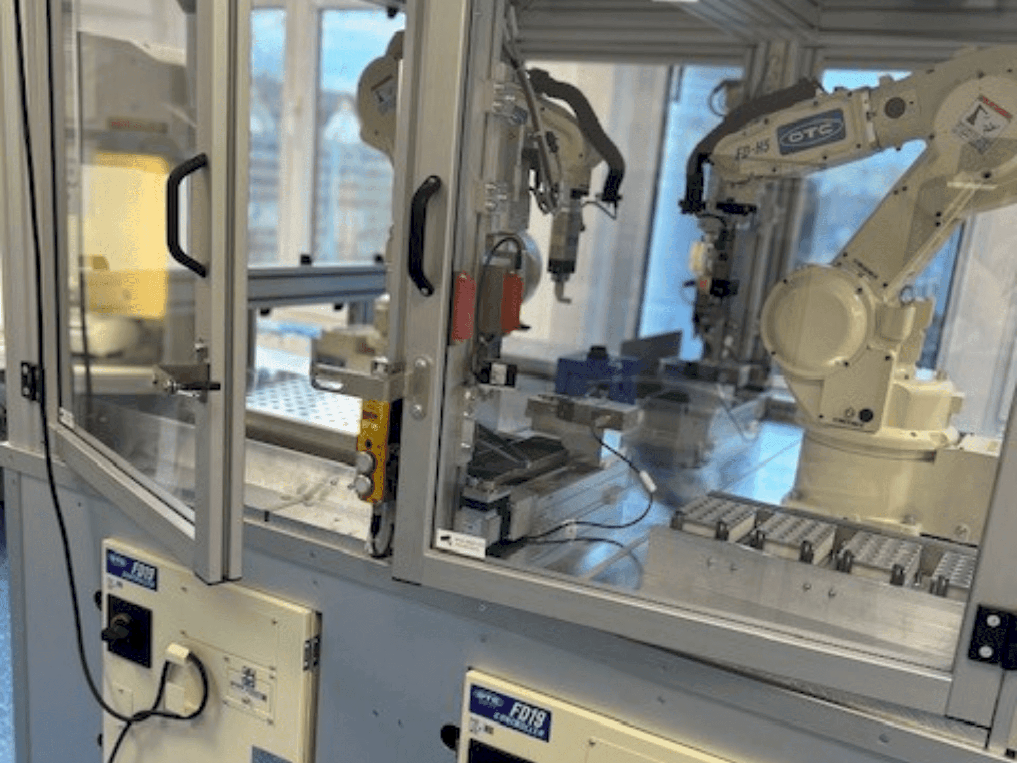 Makine OTC Daihen NH52-NEFC - Önden görünüm