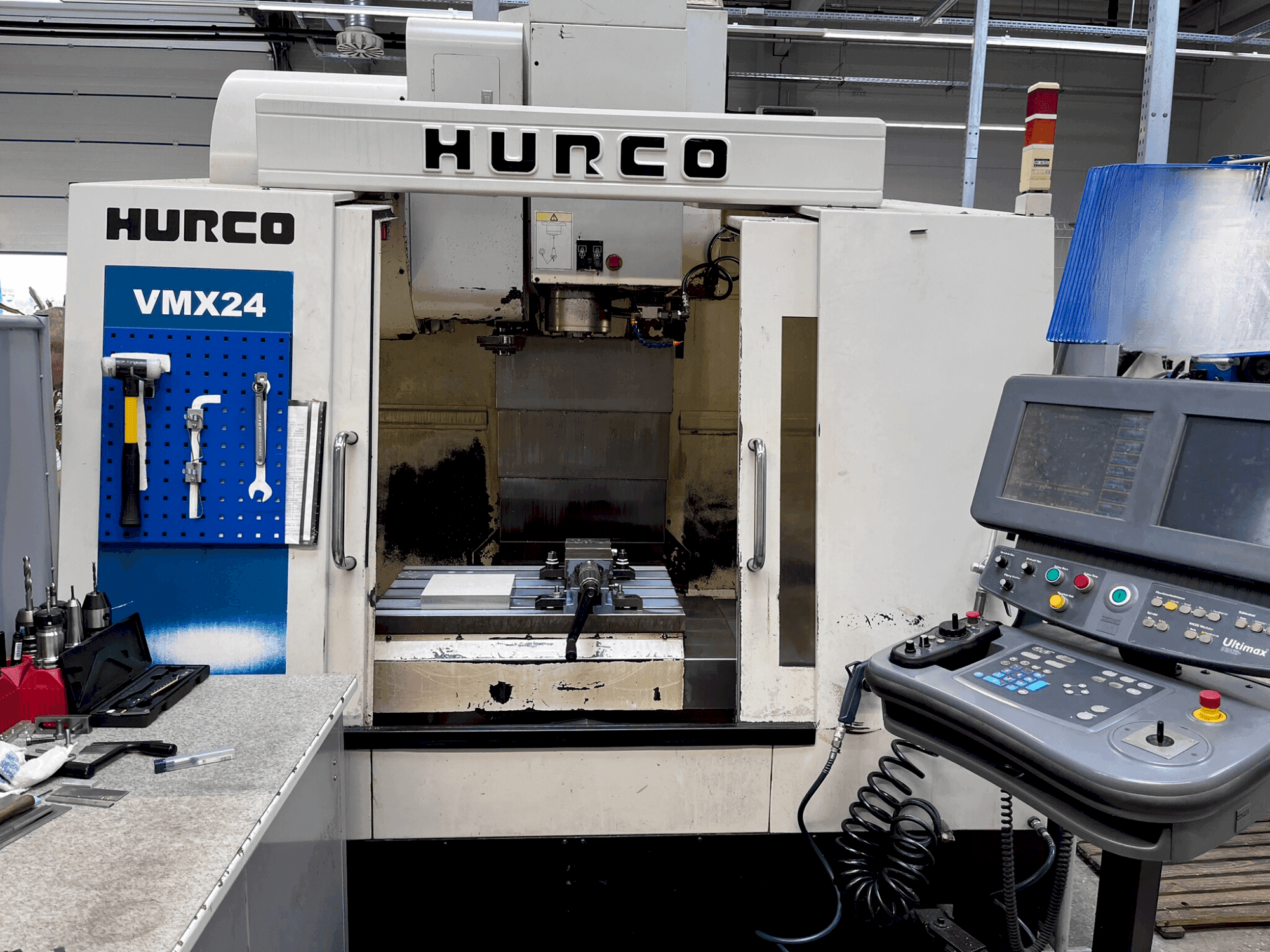Makine Hurco VMX 24 - Önden görünüm