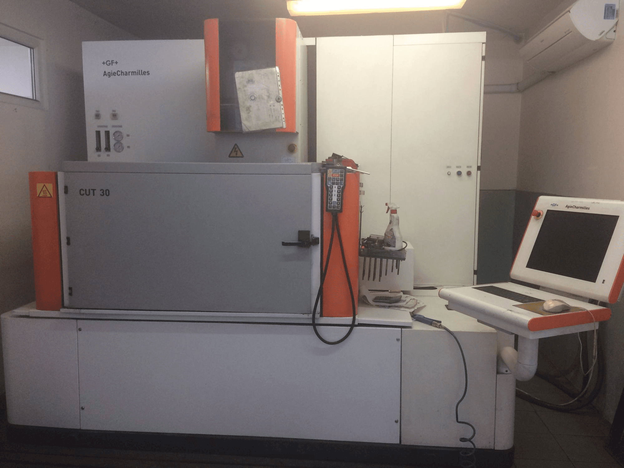 Makine AgieCharmilles CUT 30P - Önden görünüm