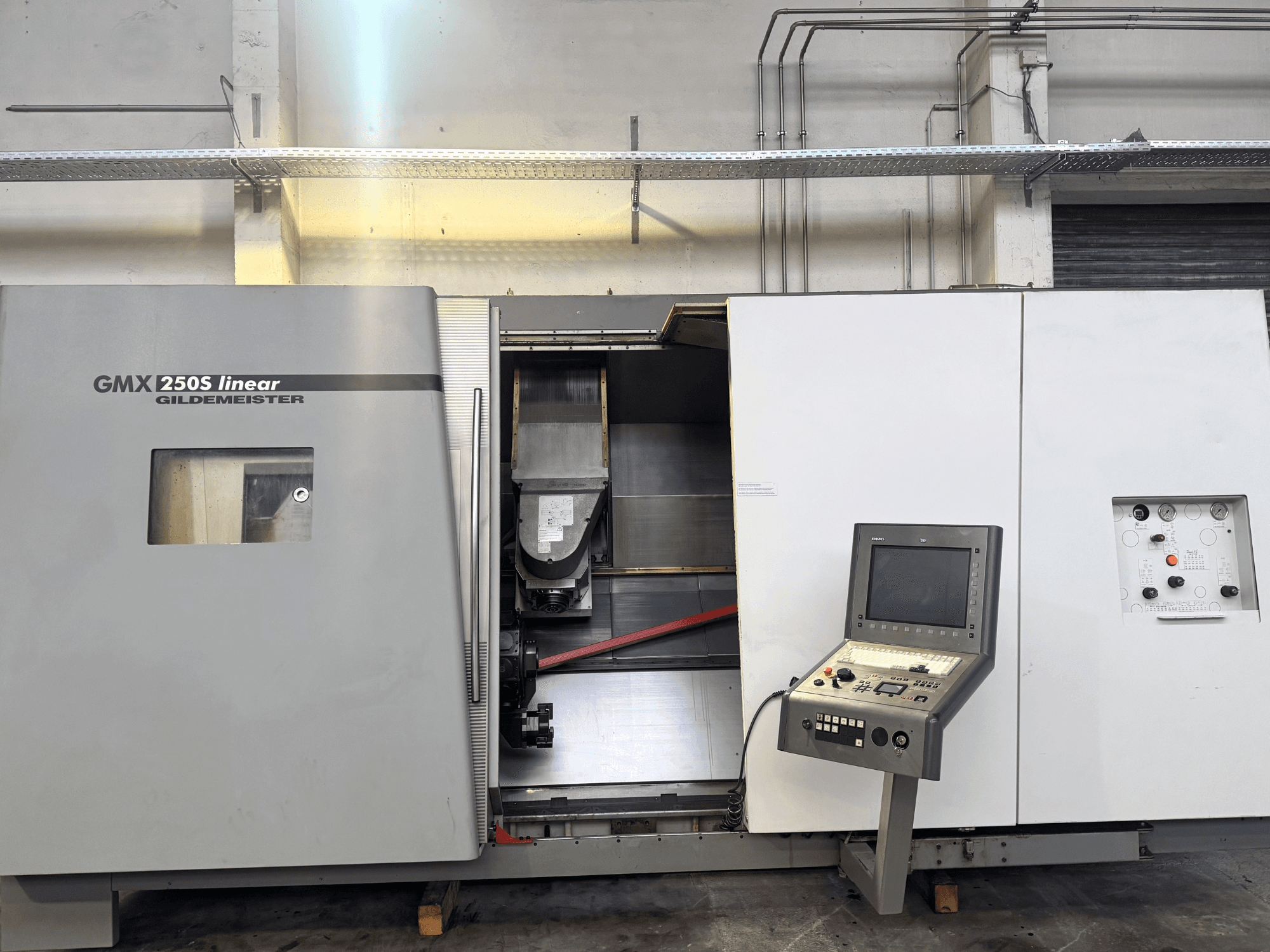 Gildemeister GMX 250S lineer CNC makinesi, önden görünüm, kontrol paneli ve açık çalışma alanı.