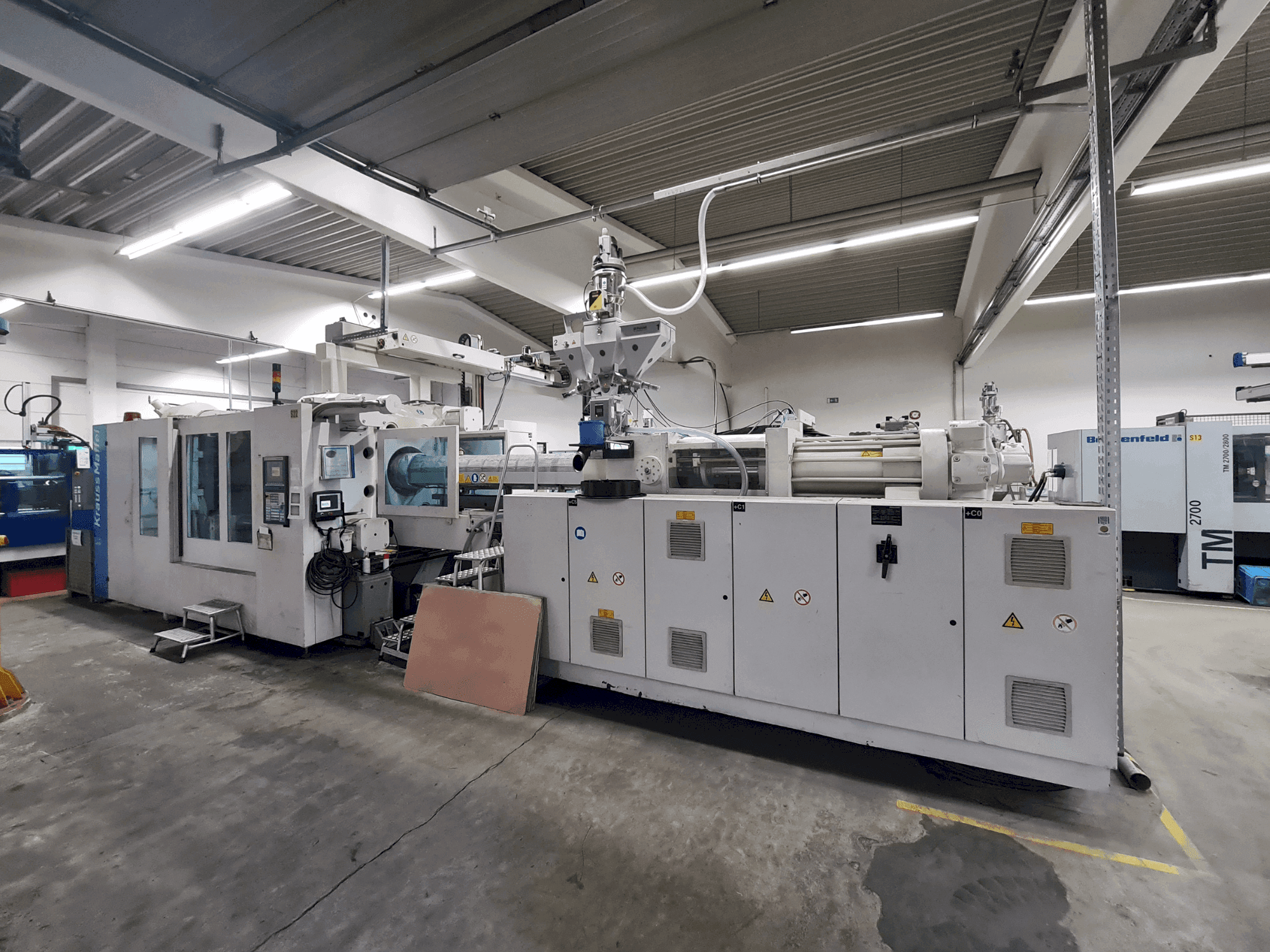 Makine Krauss Maffei 800-6100 MX - Önden görünüm