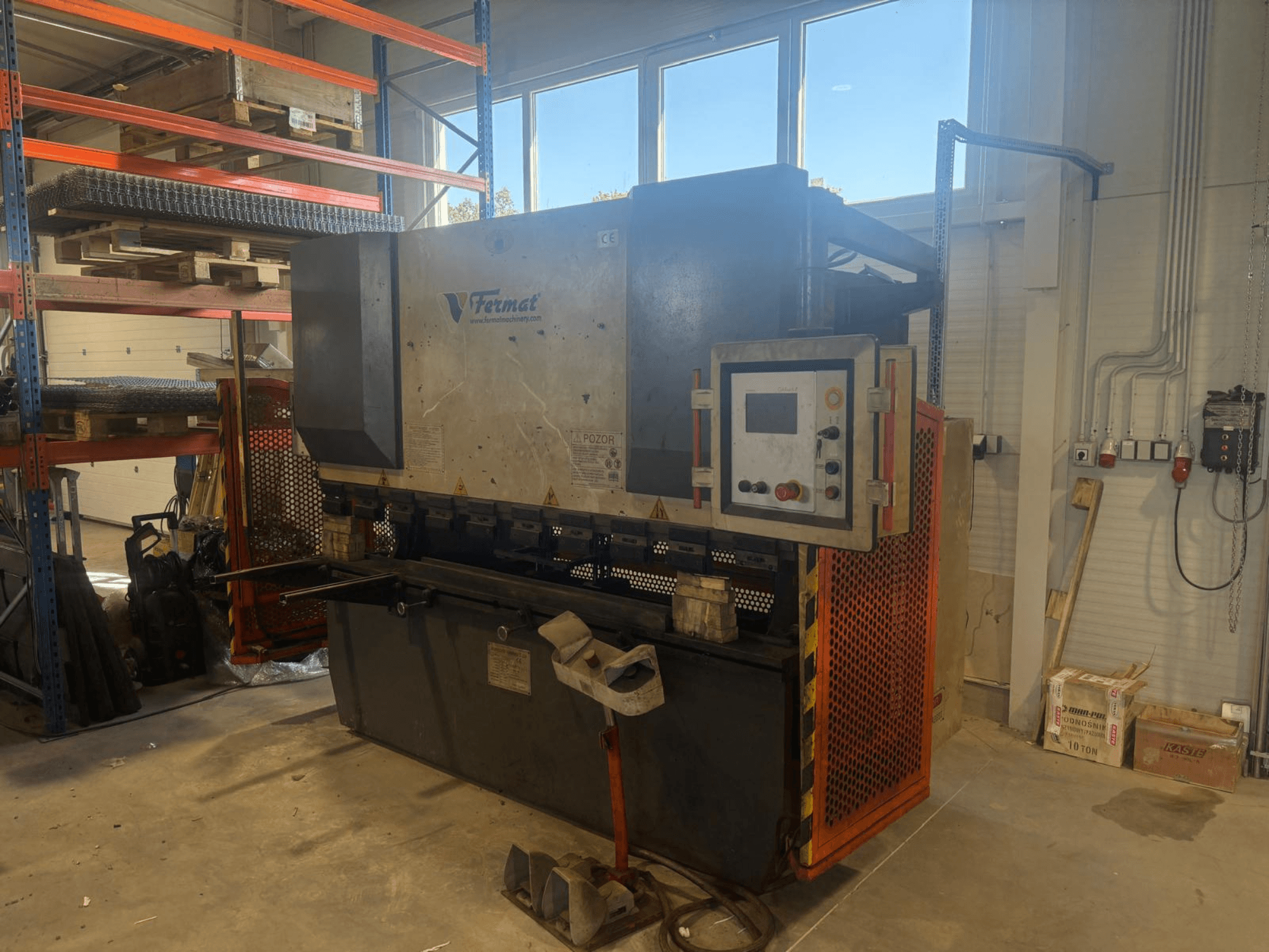 FERMAT CTOF 80/2500 CNC kant presinin yandan görünümü; kontrol paneli ve metal bükme aletleri gösterilmektedir.
