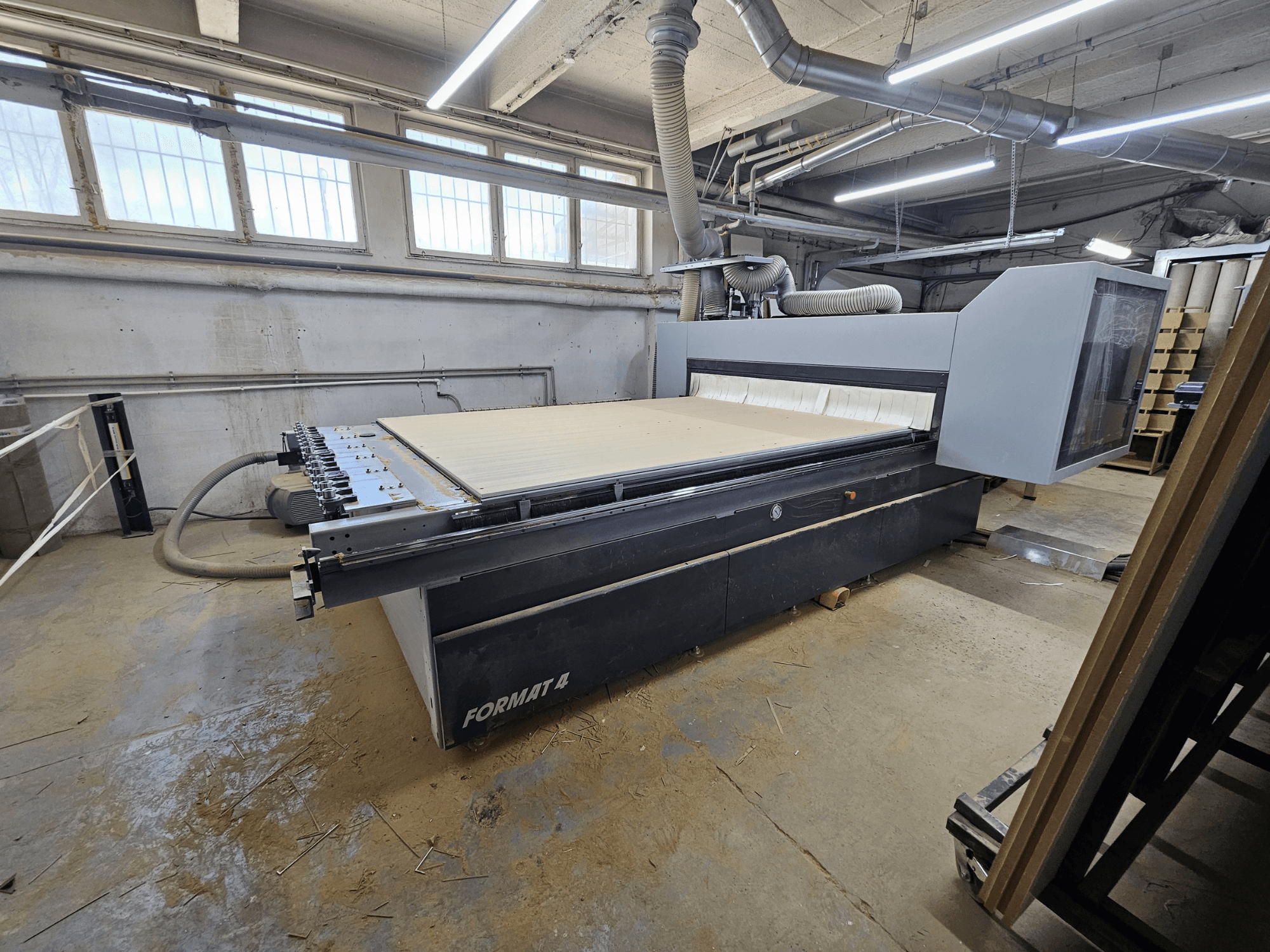 CNC Router FORMAT4 Profit H80 21.31, bir atölye ortamında büyük çalışma masasını ve kontrol panelini gösteren yandan görünüm.