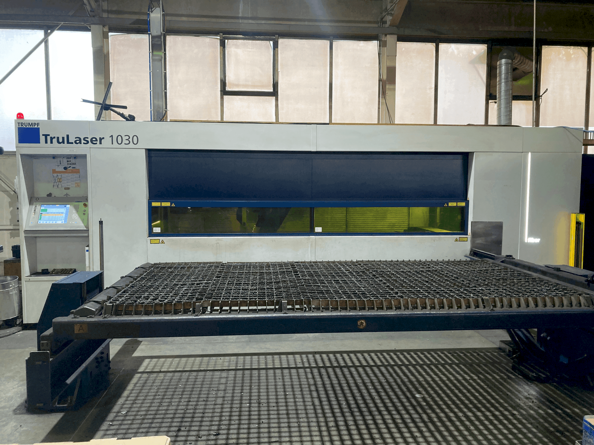 Makine TRUMPF TruLaser 1030 - Önden görünüm