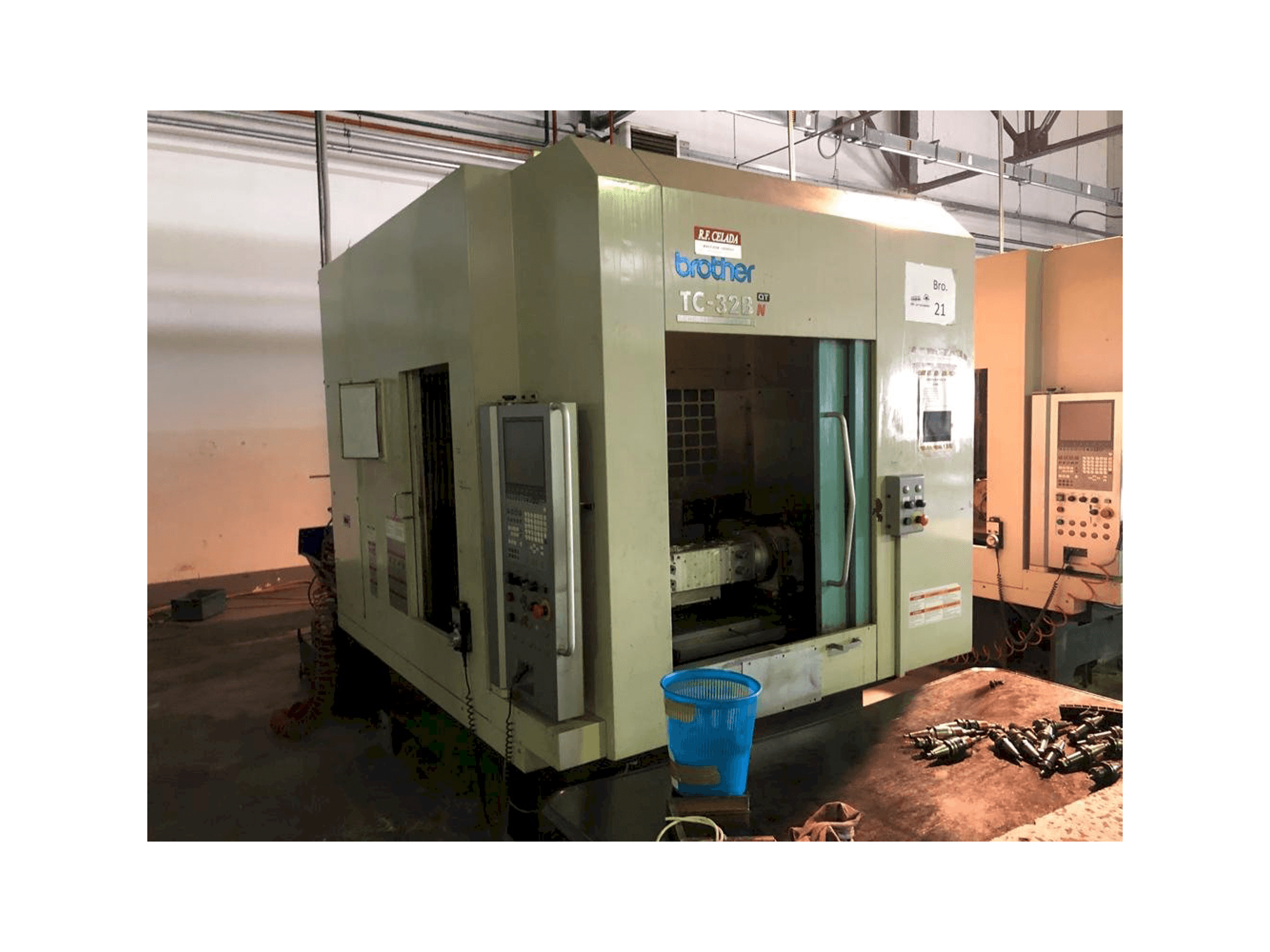 Makine Brother TC 32B - Önden görünüm