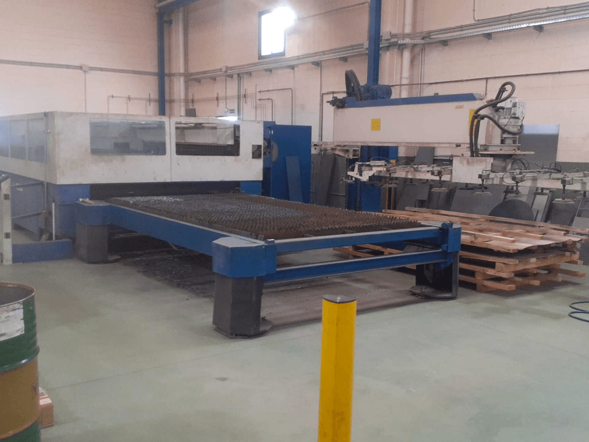 Makine Trumpf Trumatic L4030 - Önden görünüm