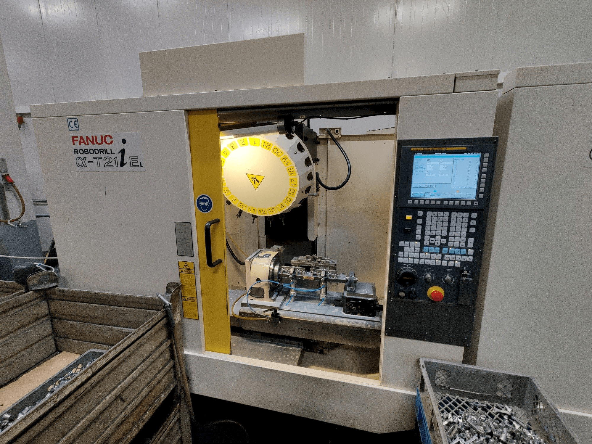 Makine FANUC Robodrill α-T21iEL - Önden görünüm