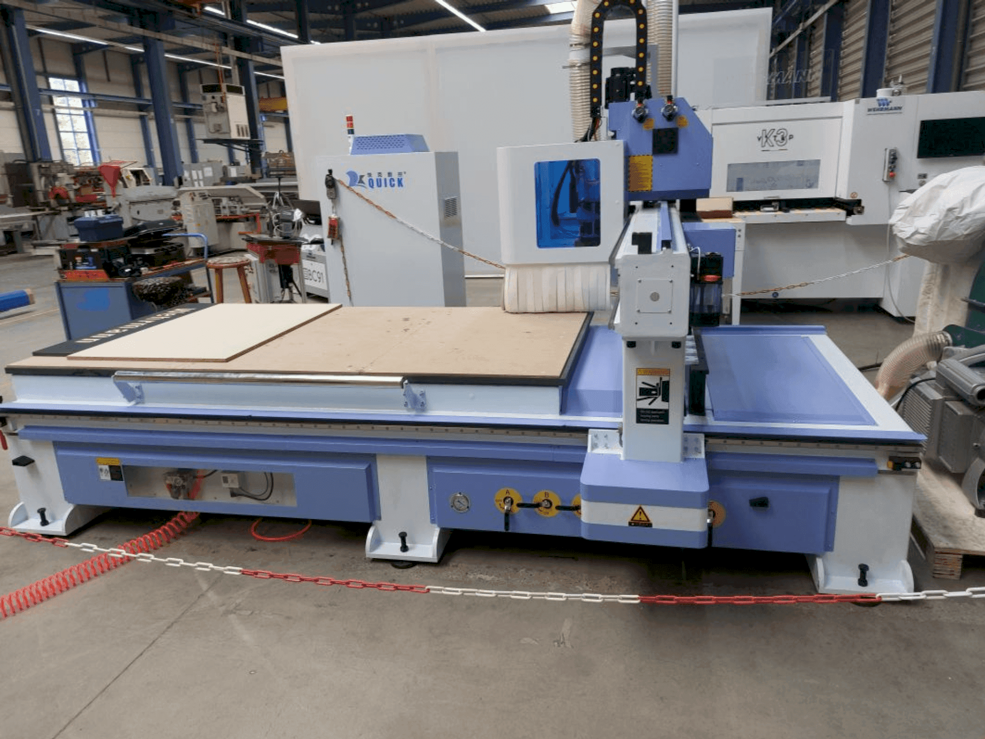 Makine QUICK CNC UE-481 - Önden görünüm