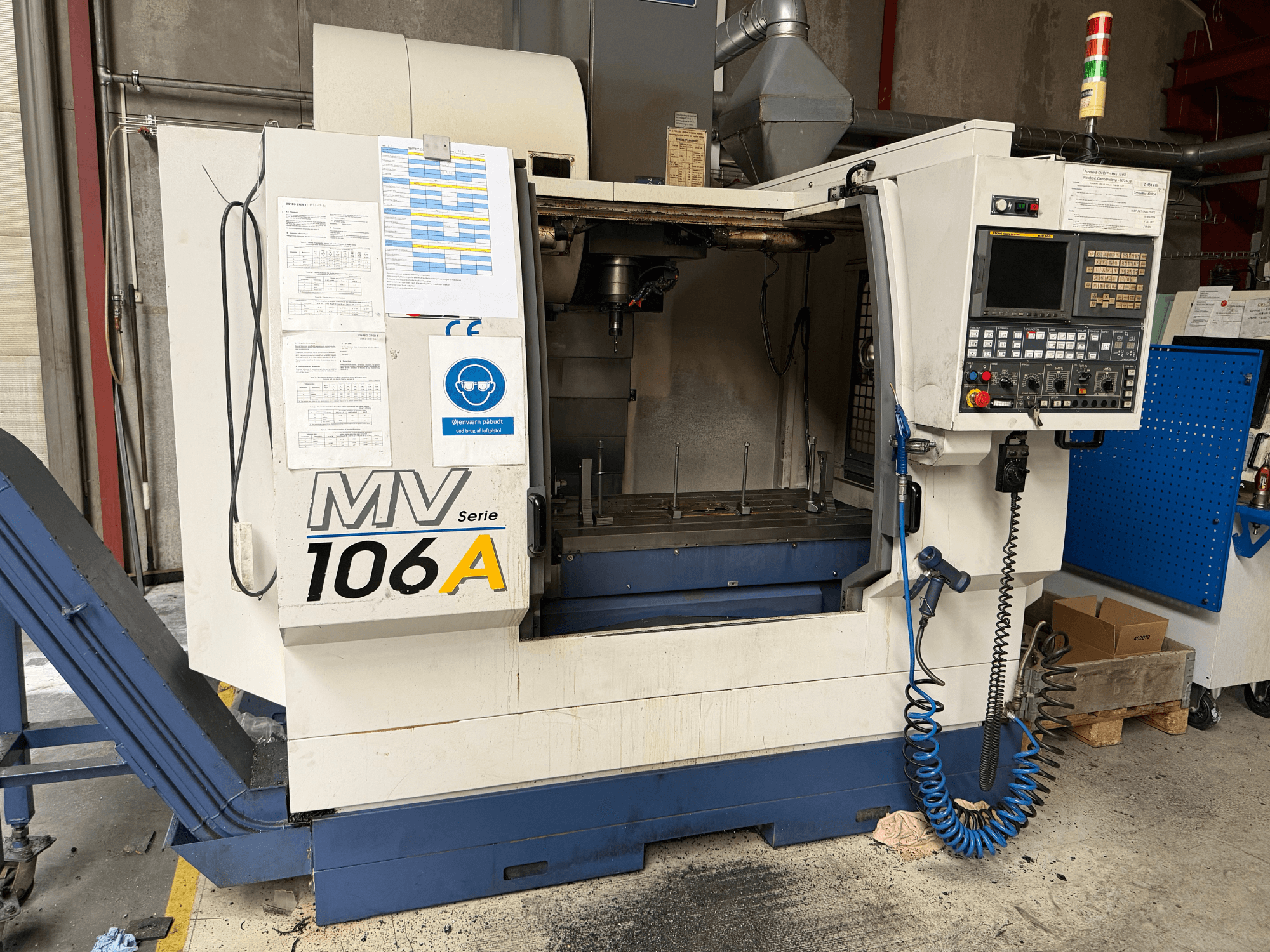 YCM MV106A Dikey İşleme Merkezi, kontrol paneli ve çalışma alanını gösteren önden görünüm; teknik belgeler ektedir.