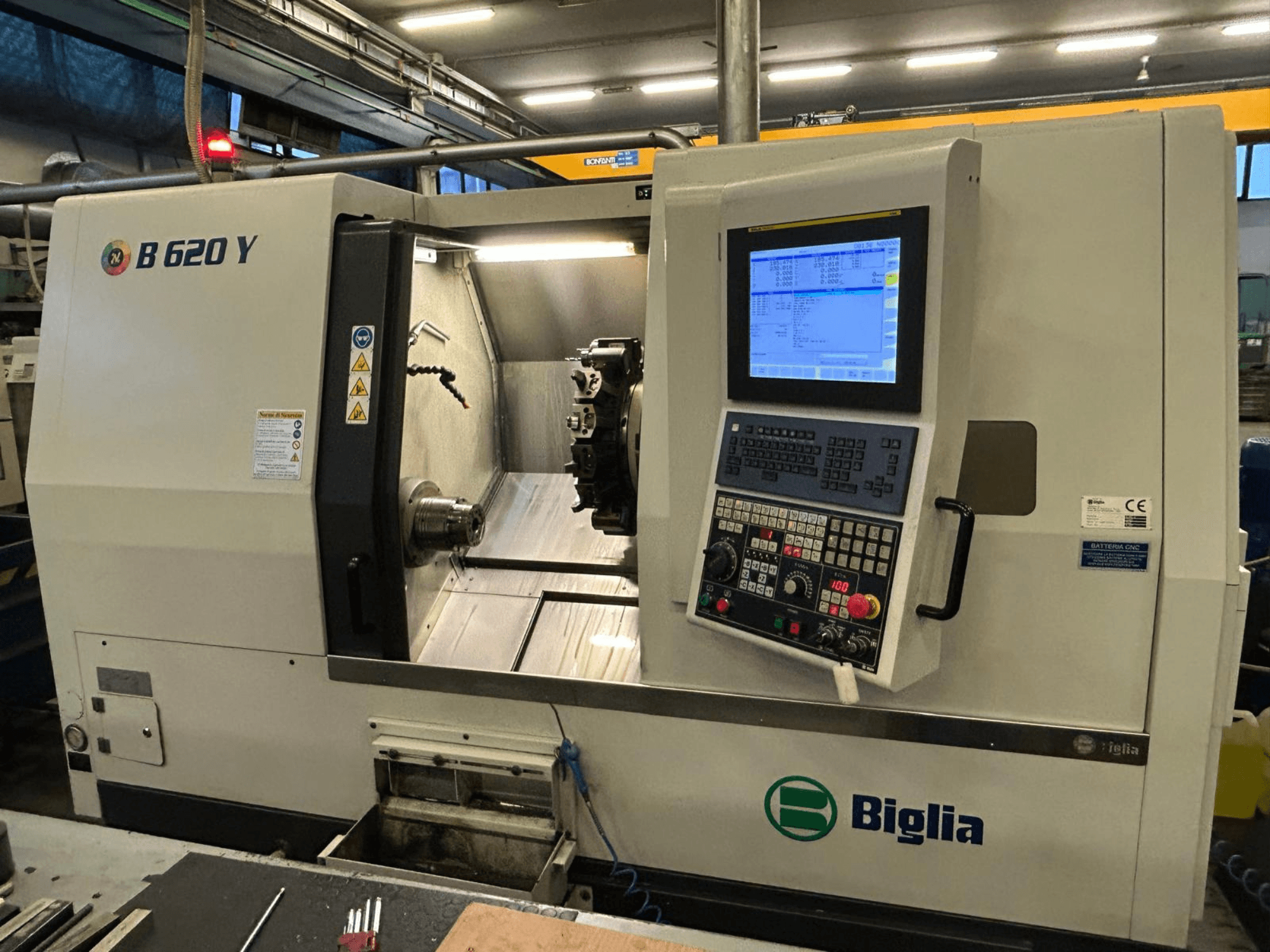 Biglia B 620 Y CNC torna tezgahı atölyede, önden görünüm, dijital ekranlı kontrol paneli ve işleme bileşenleri gösteriliyor.
