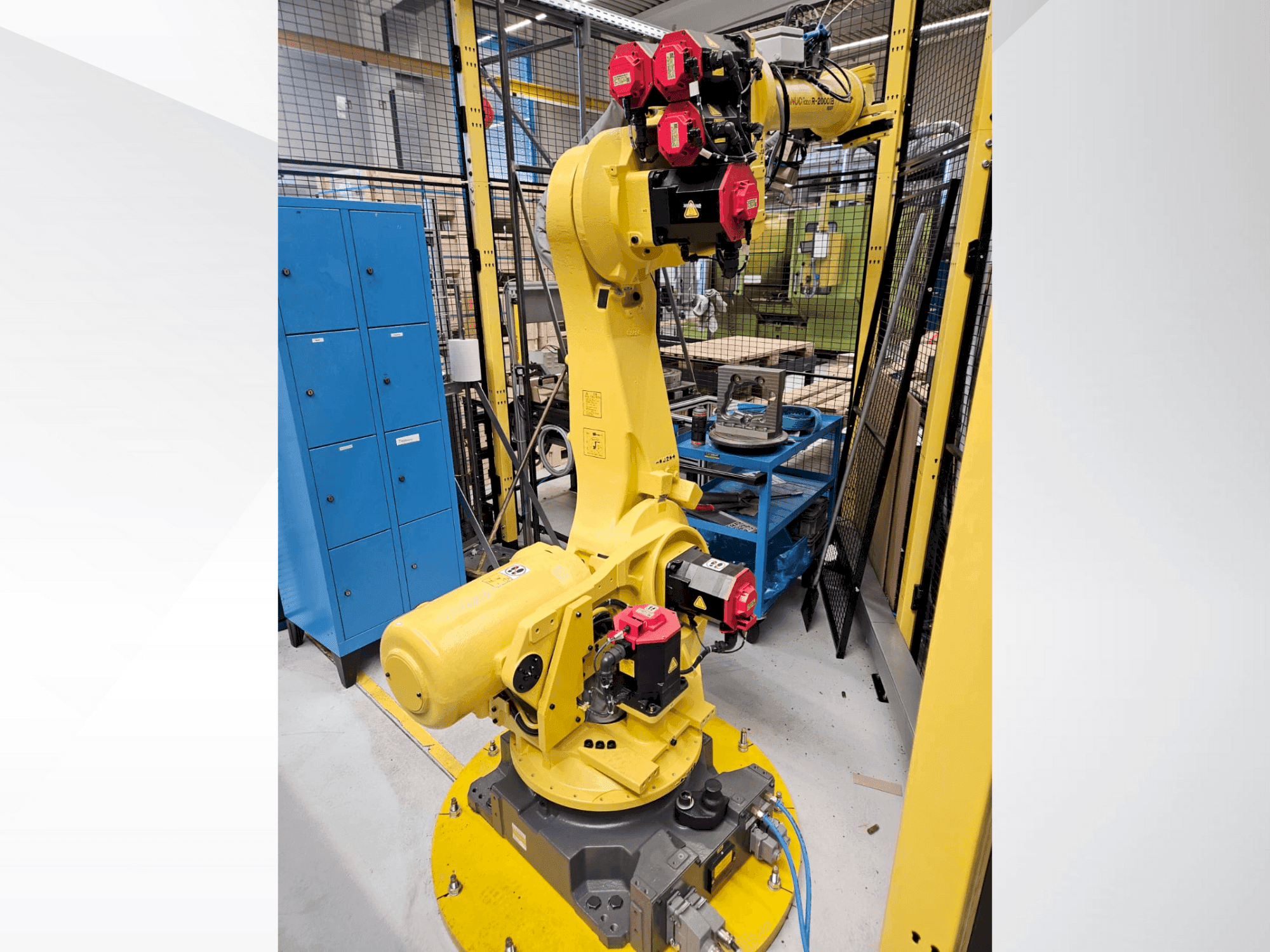 Makine FANUC R2000iB/165F - Önden görünüm