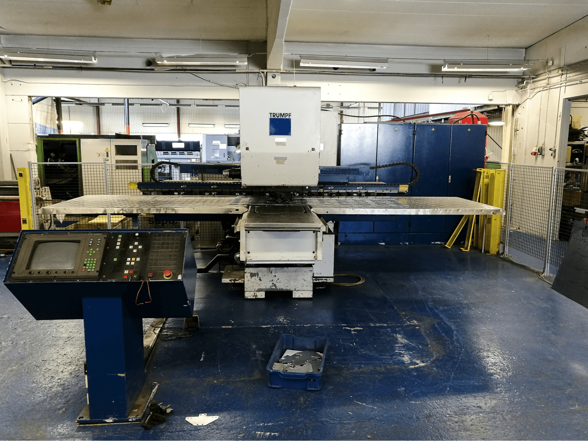 Makine Trumpf - Sağdan görünüm Trumatic 260 Rotation