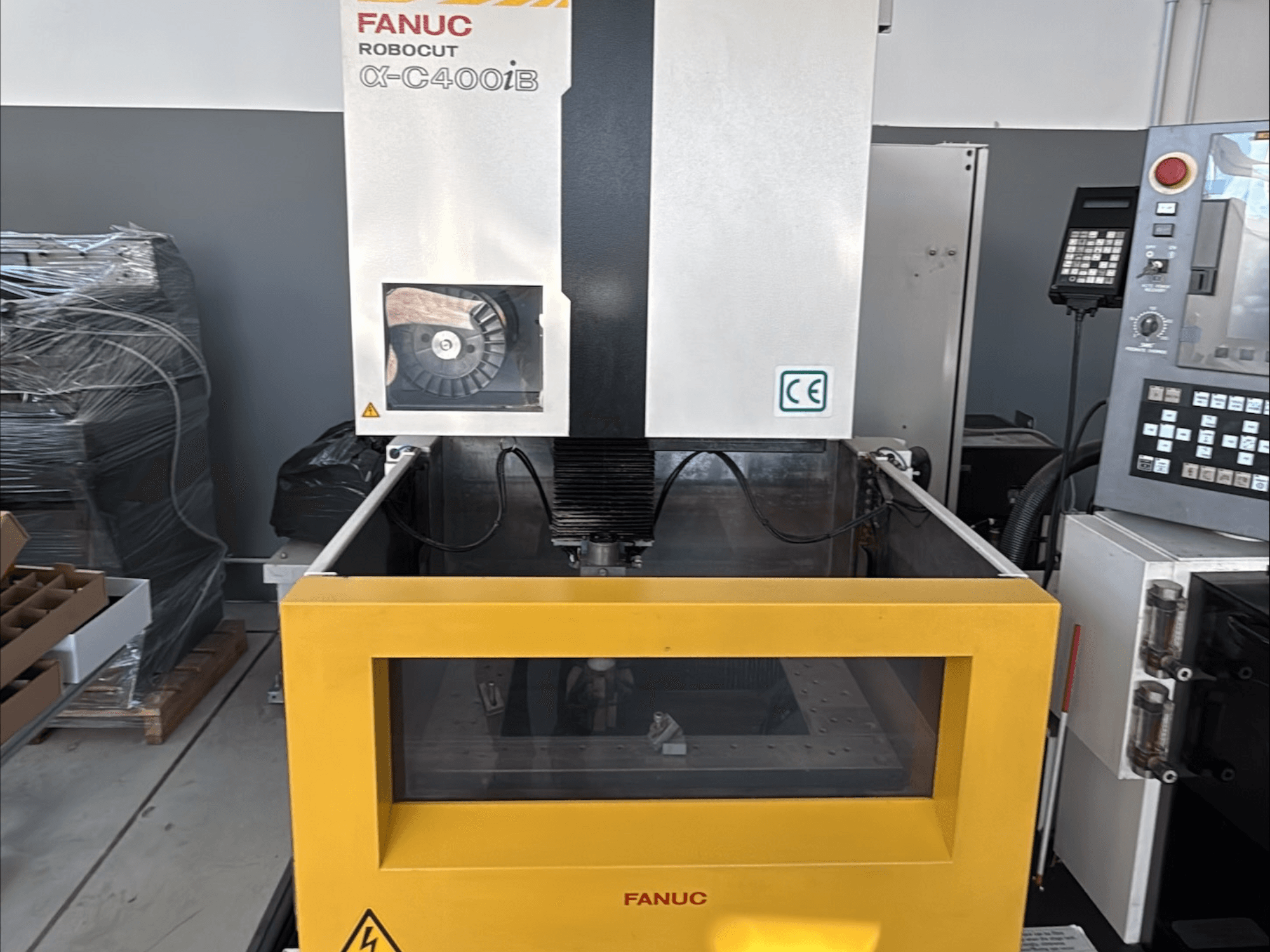 FANUC Robocut α-C400iB Tel Erozyon Makinesi, önden görünüm, sarı bir tank ve kontrol paneli içerir.