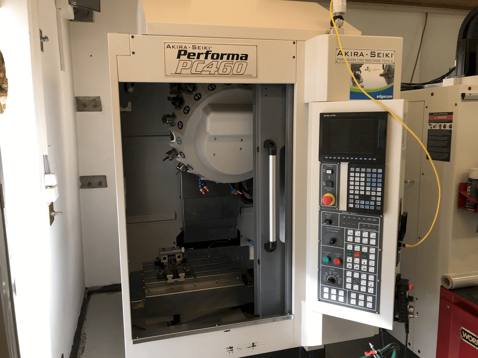 Makine Akira Seiki PC 460 - Önden görünüm