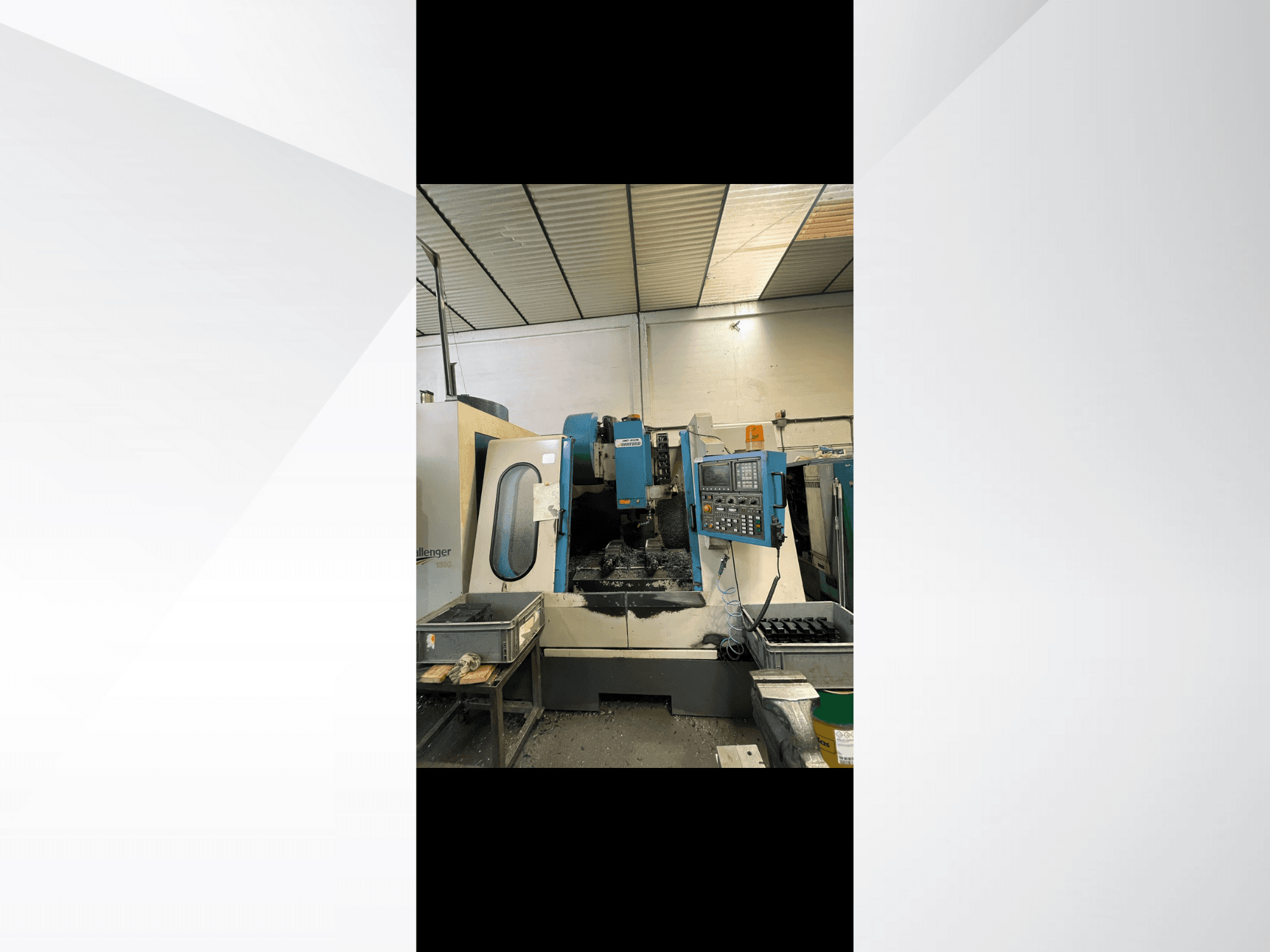 CNC makinesi, model Challenger 1500, kontrol panelini ve metal talaşı ile çalışma alanını gösteren yandan görünüm.