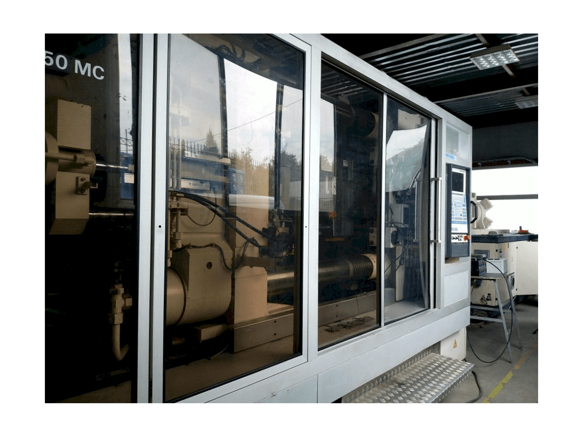 Makine Krauss Maffei KM 800/1330 MC - Önden görünüm