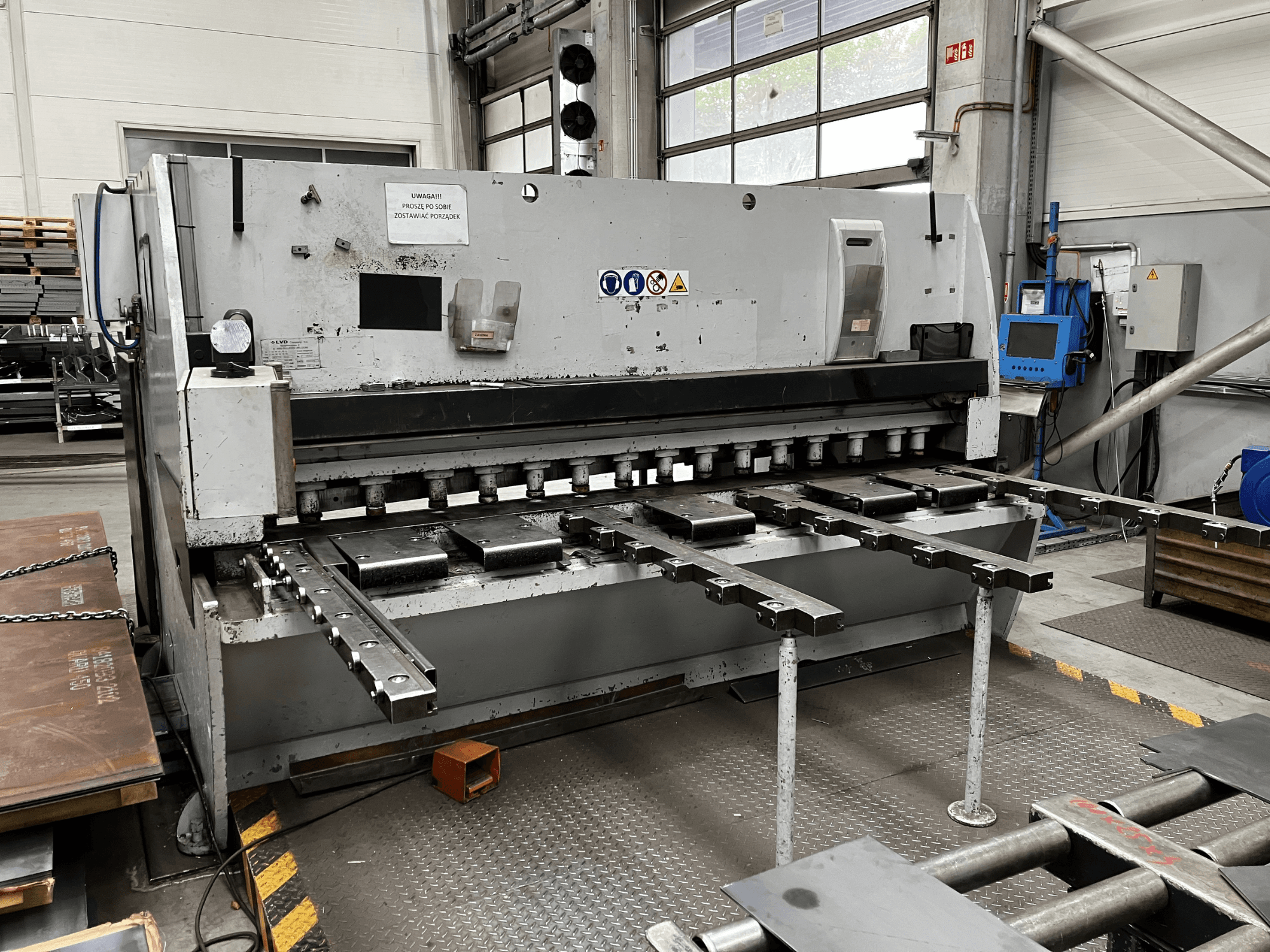 CNC Makaslama Makinesi LVD MVS-TS 13/31, önden görünüm, makaslama bıçakları ve kontrol paneli.