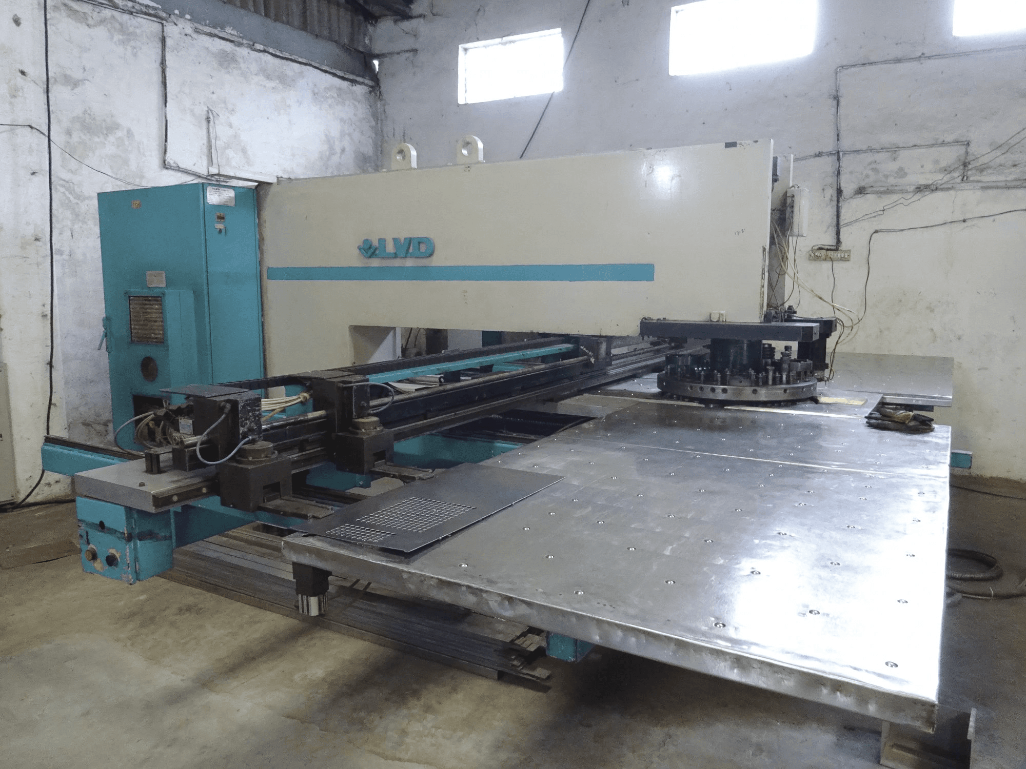Makine LVD - Sol görünüm DELTA 1250 LB TK