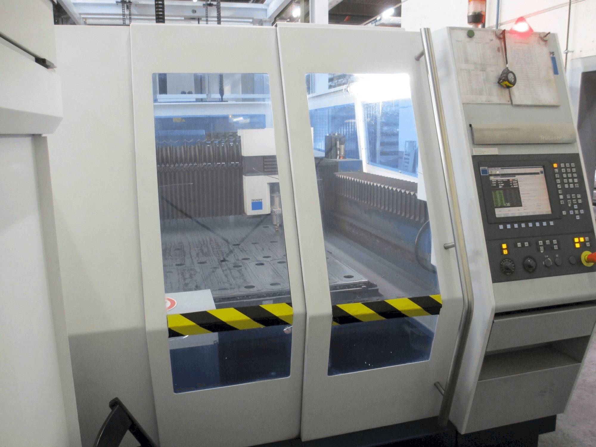 Makine Trumpf TruLaser 5030 - Önden görünüm